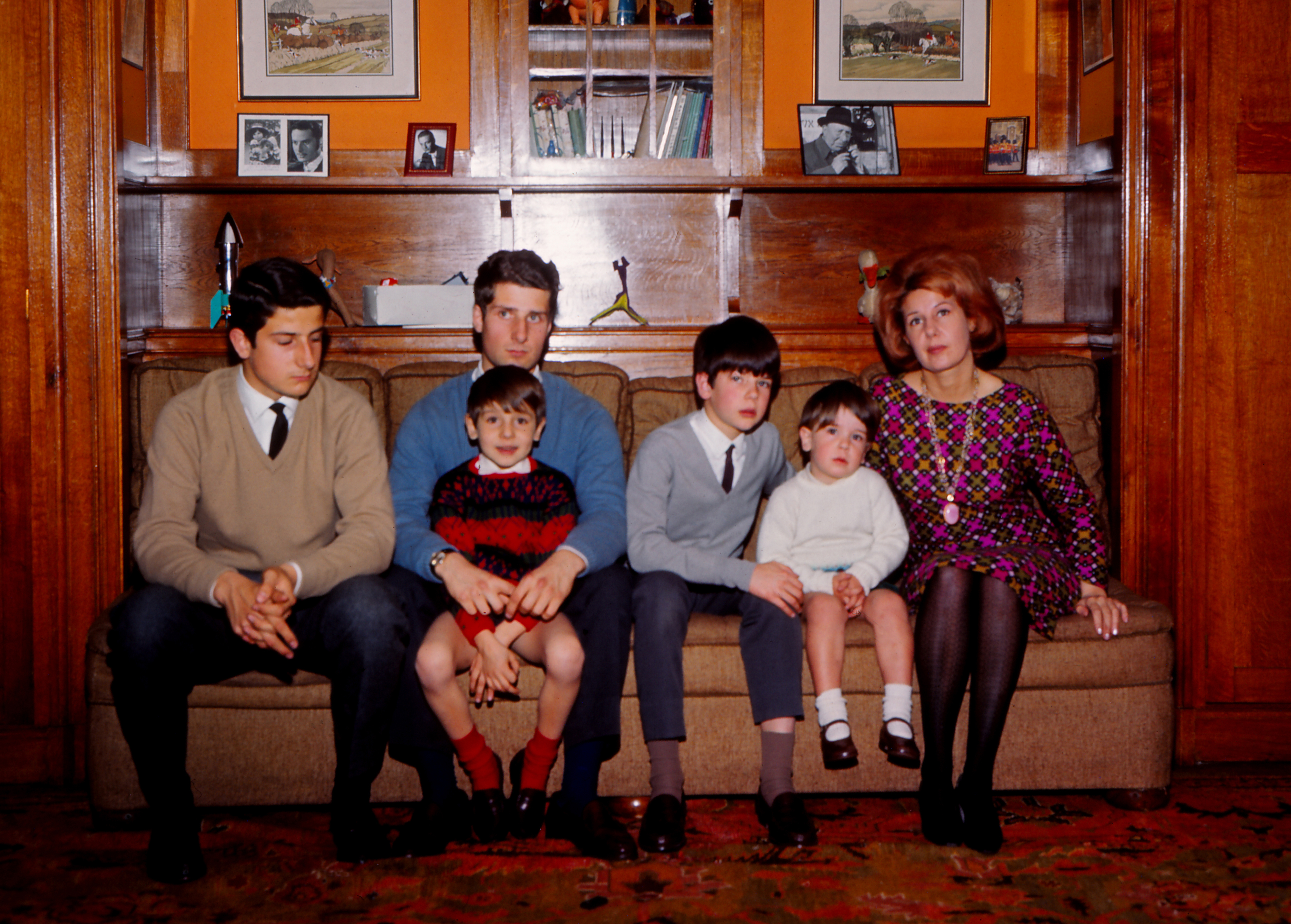 La duchesse d'Alba, Maria del Rosario Cayetana Fitz-James-Stuart avec ses enfants à Madrid, Espagne, le 25 février 1966 | Source : Getty Images
