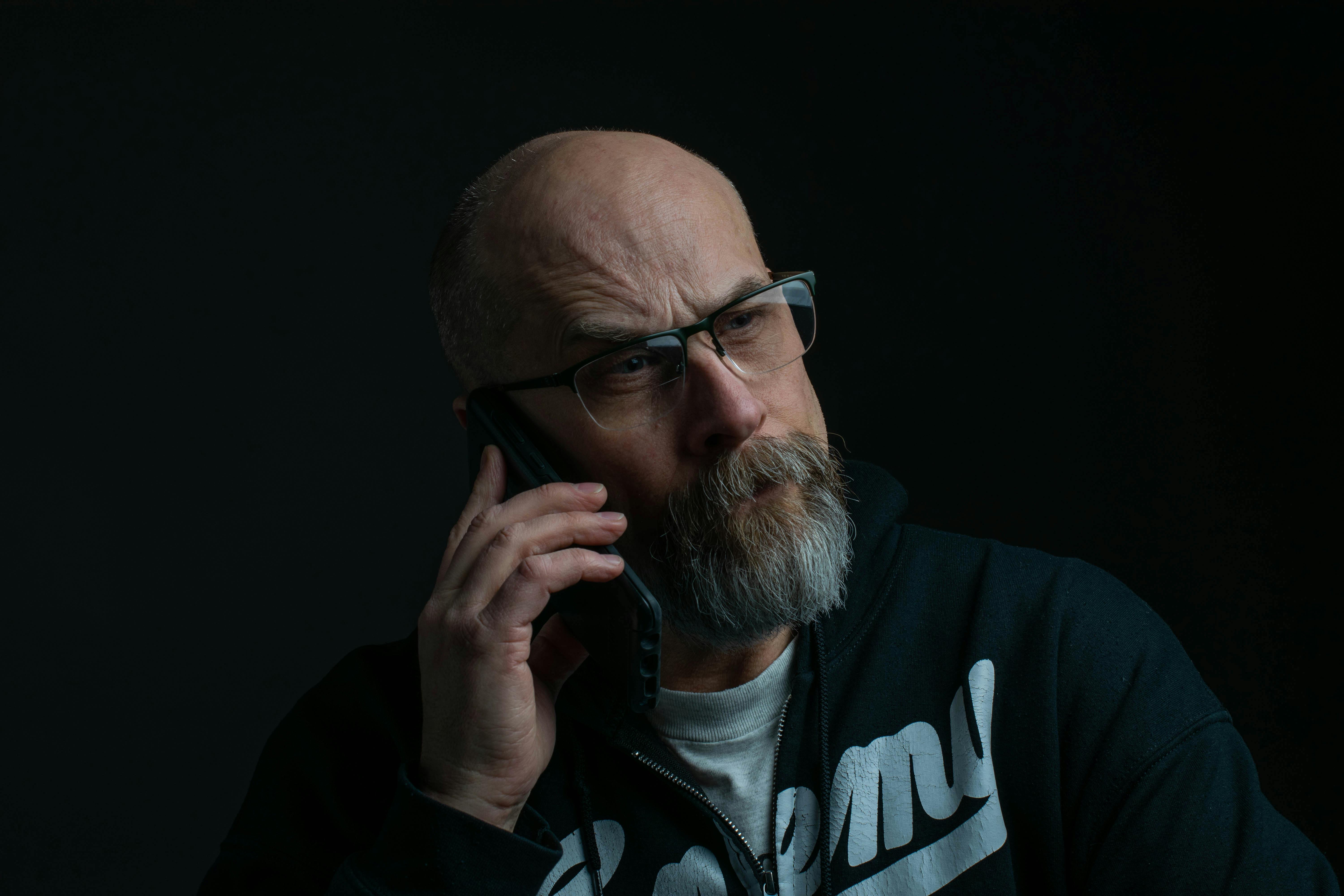 Un homme sérieux lors d'un appel | Source : Pexels