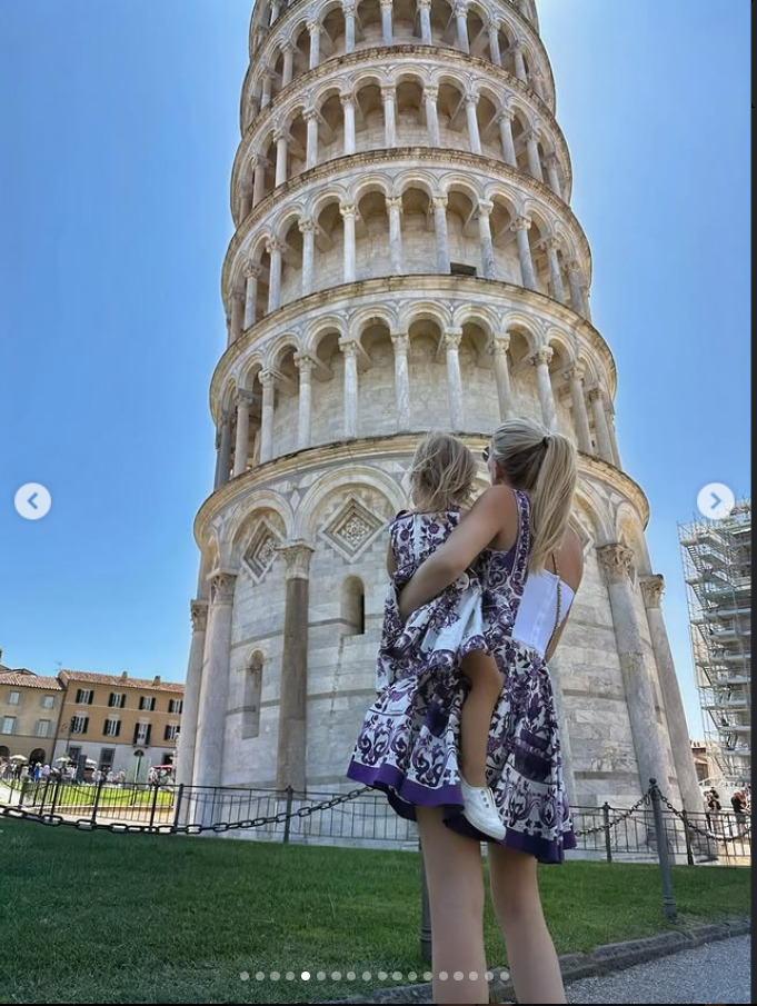 Kitty Spencer et sa fille Athena se tiennent devant la tour penchée de Pise, d'après un post daté du 24 juillet 2025. | Source : Instagram/kitty.spencer