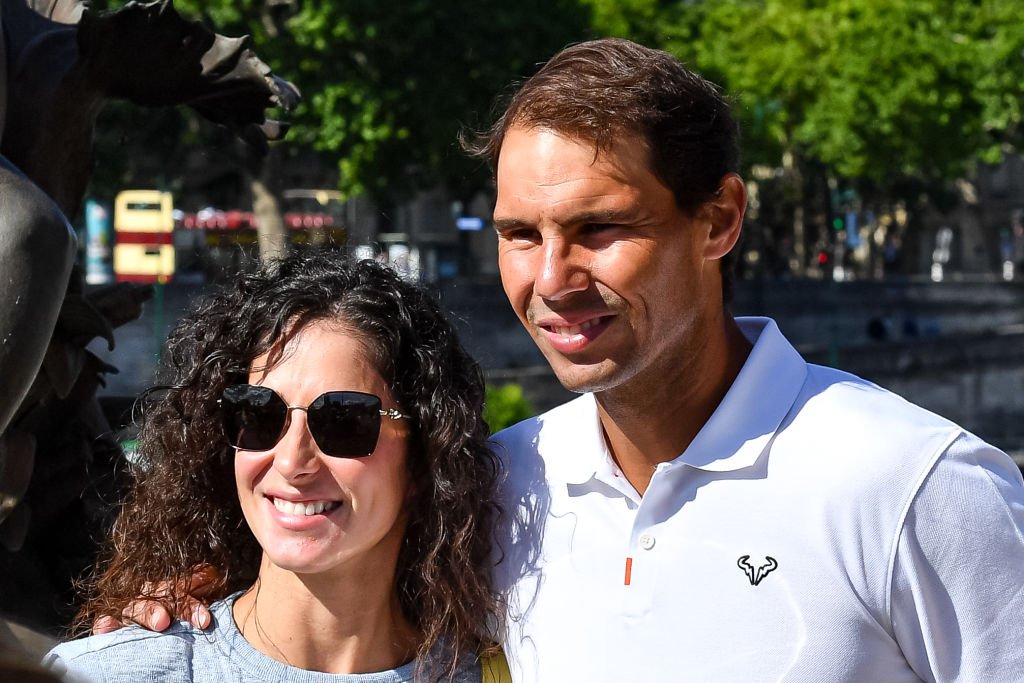 L'Espagnol Rafael Nadal pose avec sa femme Xisca Perello après une séance photo pour sa 14e victoire à Roland Garros le 6 juin 2022 au pont Alexandre III à Paris, France.І Source : Getty Images