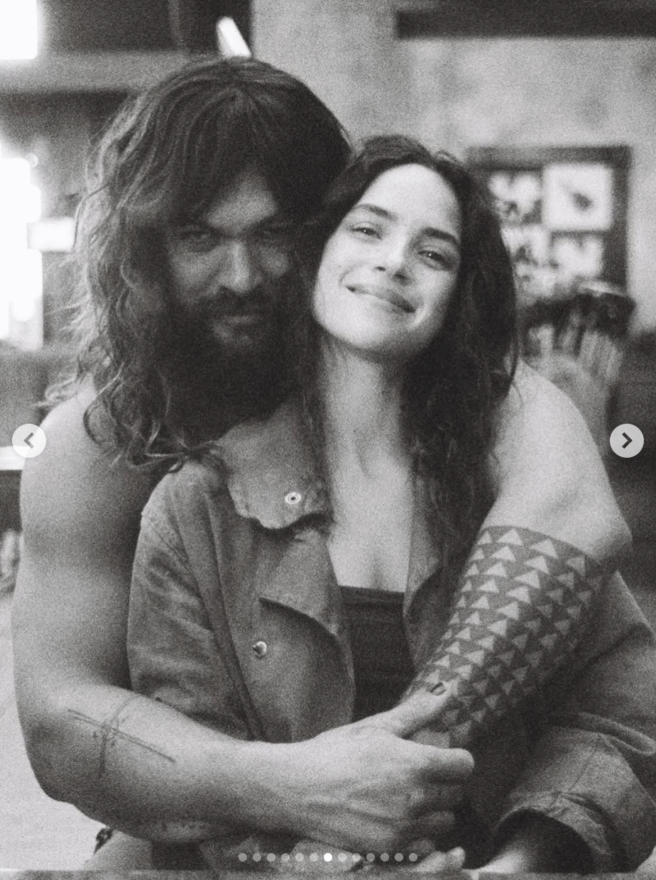 Jason Momoa enlace sa petite amie Adria Arjona sur une photo datée du 1er août 2025 | Source : Instagram/adriaarjona