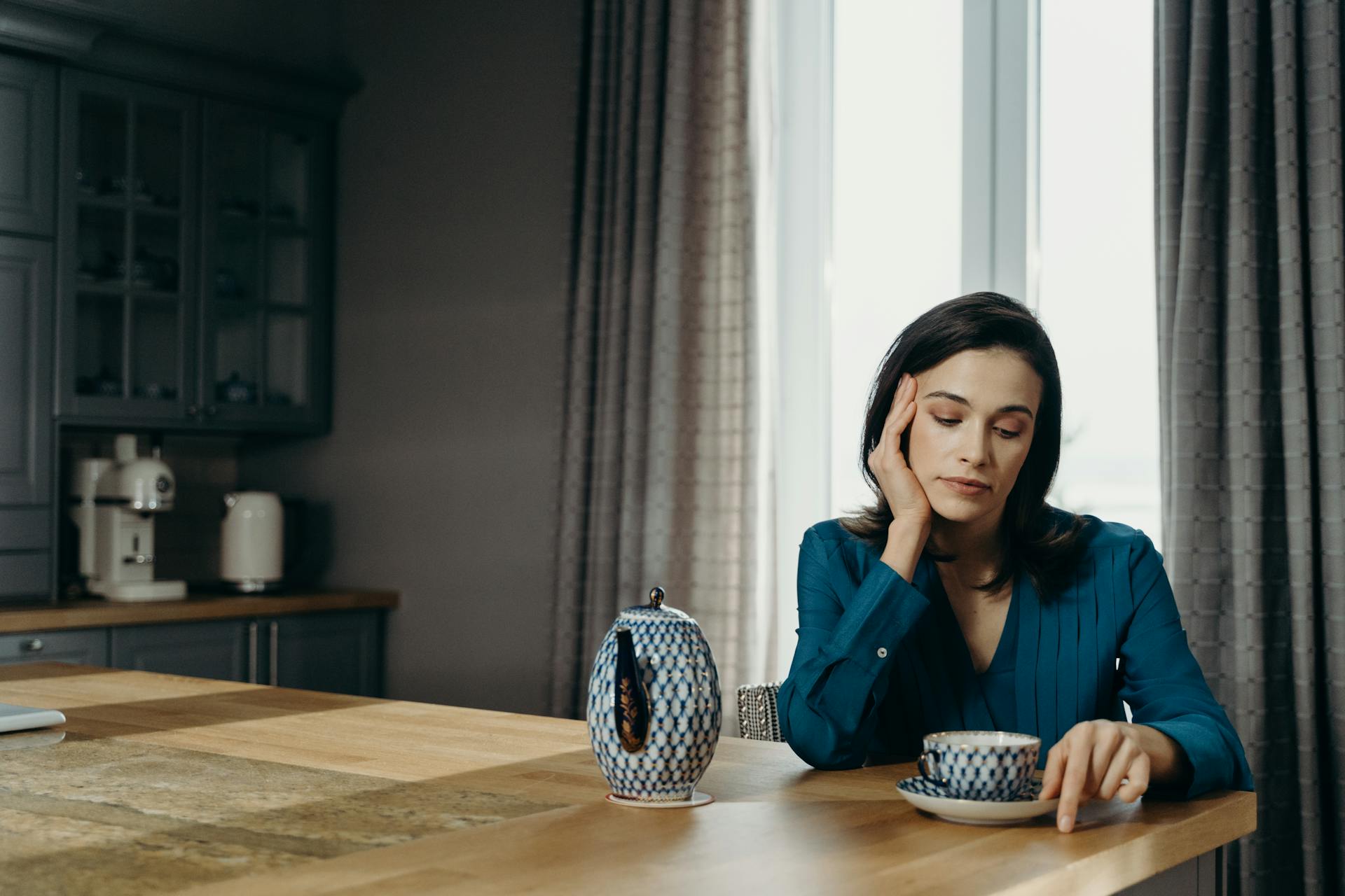 Une femme attentionnée qui prend le thé | Source : Pexels