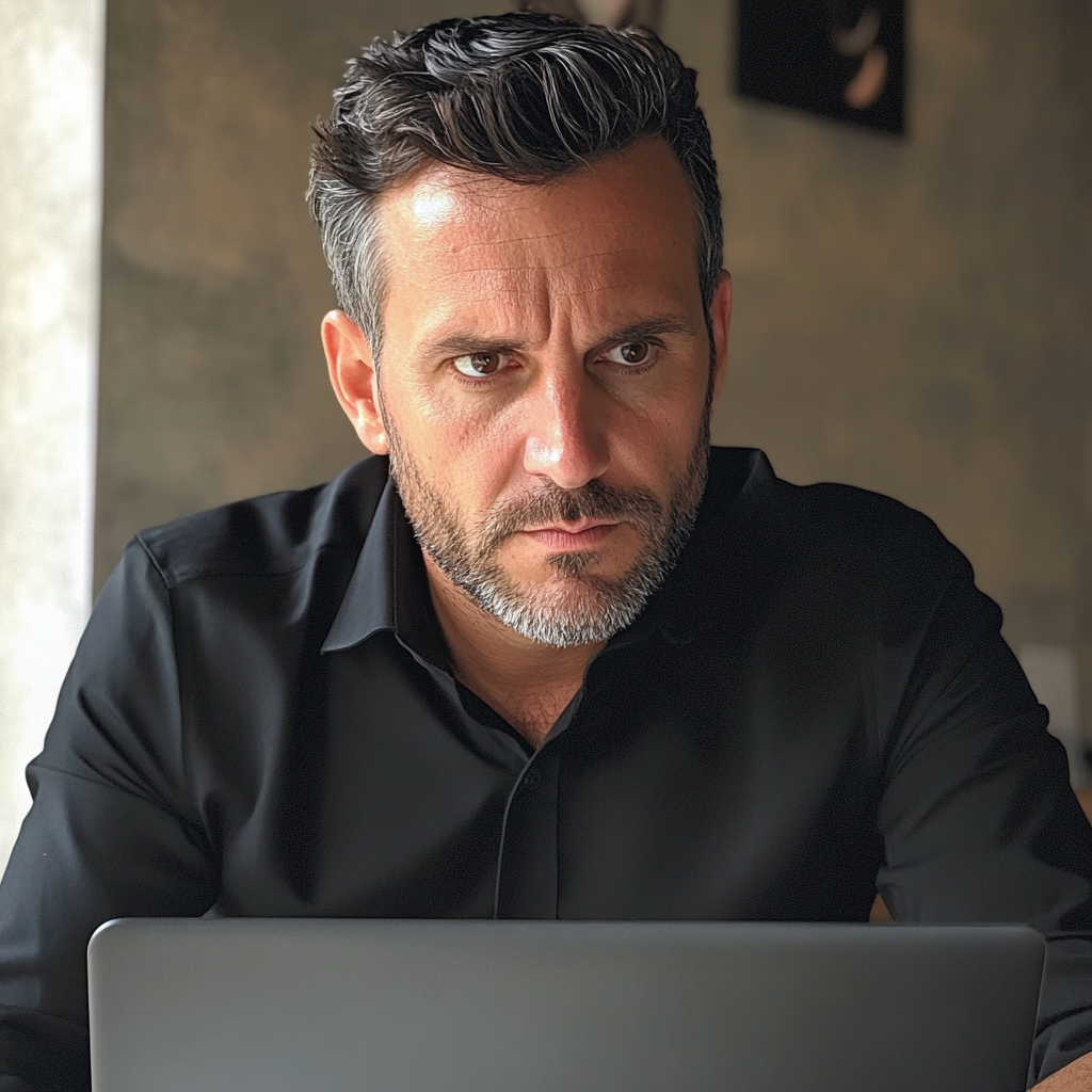 Un homme assis à un bureau | Source : Midjourney