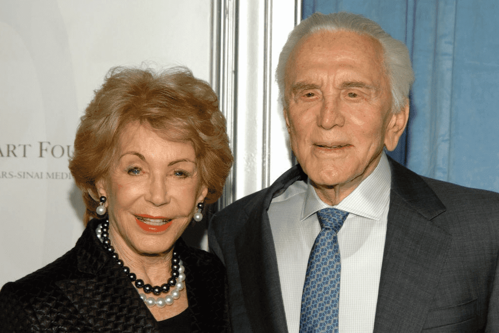Anne Douglas et Kirk Douglas lors du gala de la Fondation du cœur en l'honneur d'Anne Douglas et Kirk Douglas à l'hôtel Beverly Hilton à Beverly Hills, Californie, États-Unis. | Photo : Instagram/Lola Marois 