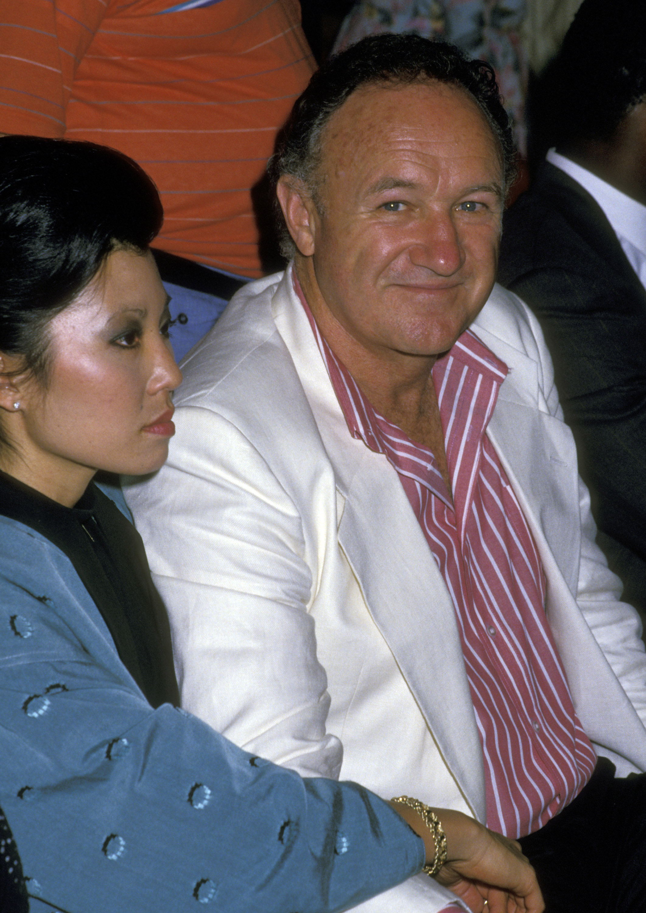 Gene Hackman et Betsy Arakawa sont photographiés lors du combat entre Mike Tyson et Michael Spinks au Trump Plaza, le 27 juin 1988 à Atlantic City, New Jersey, États-Unis | Source : Getty Images