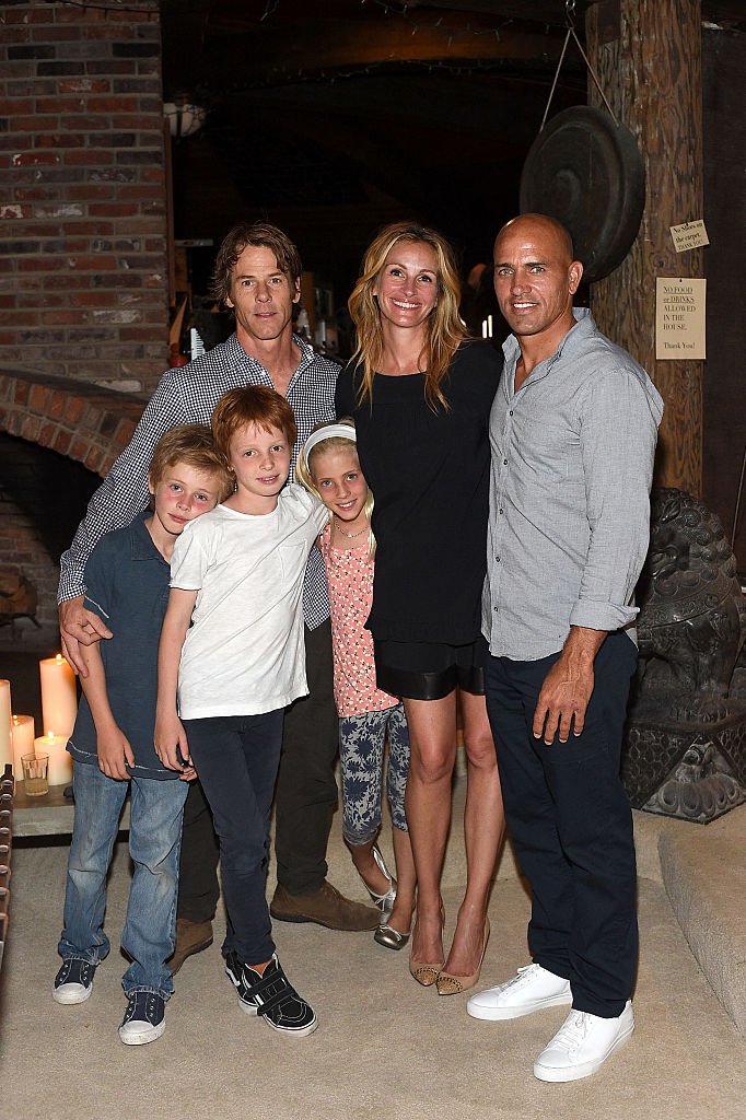 Julia Roberts avec son mari Danny Moder et leurs enfants Henry, Phinnaeus, et Hazel Moder avec Kelly Slater le 29 août 2015, à Malibu en Californie | Source : Getty Images