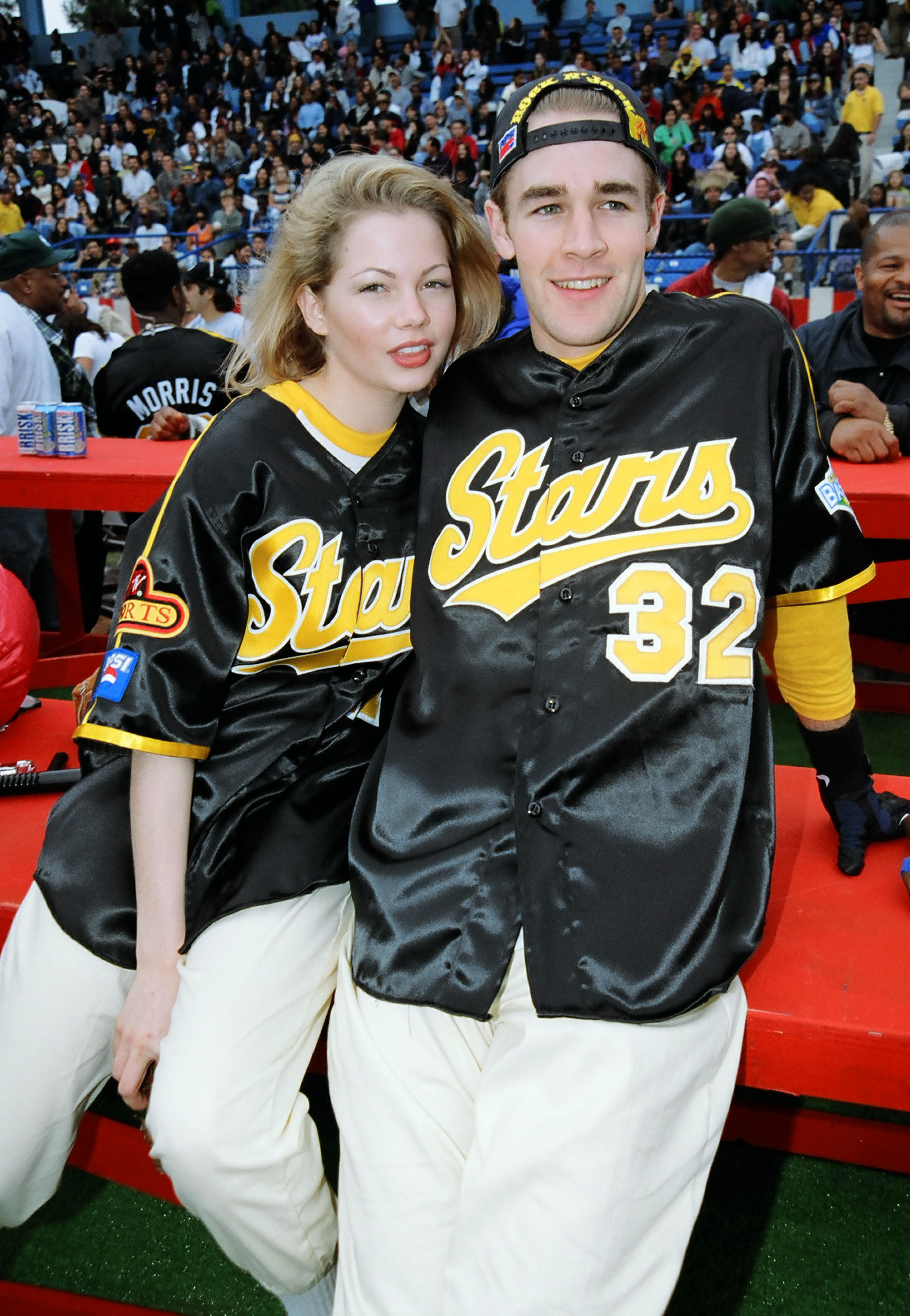 Michelle Williams et James Van Der Beek assistent à l'événement MTV Rock n' Jock Baseball 1998 à Los Angeles, en Californie, en 1998 | Source : Getty Images
