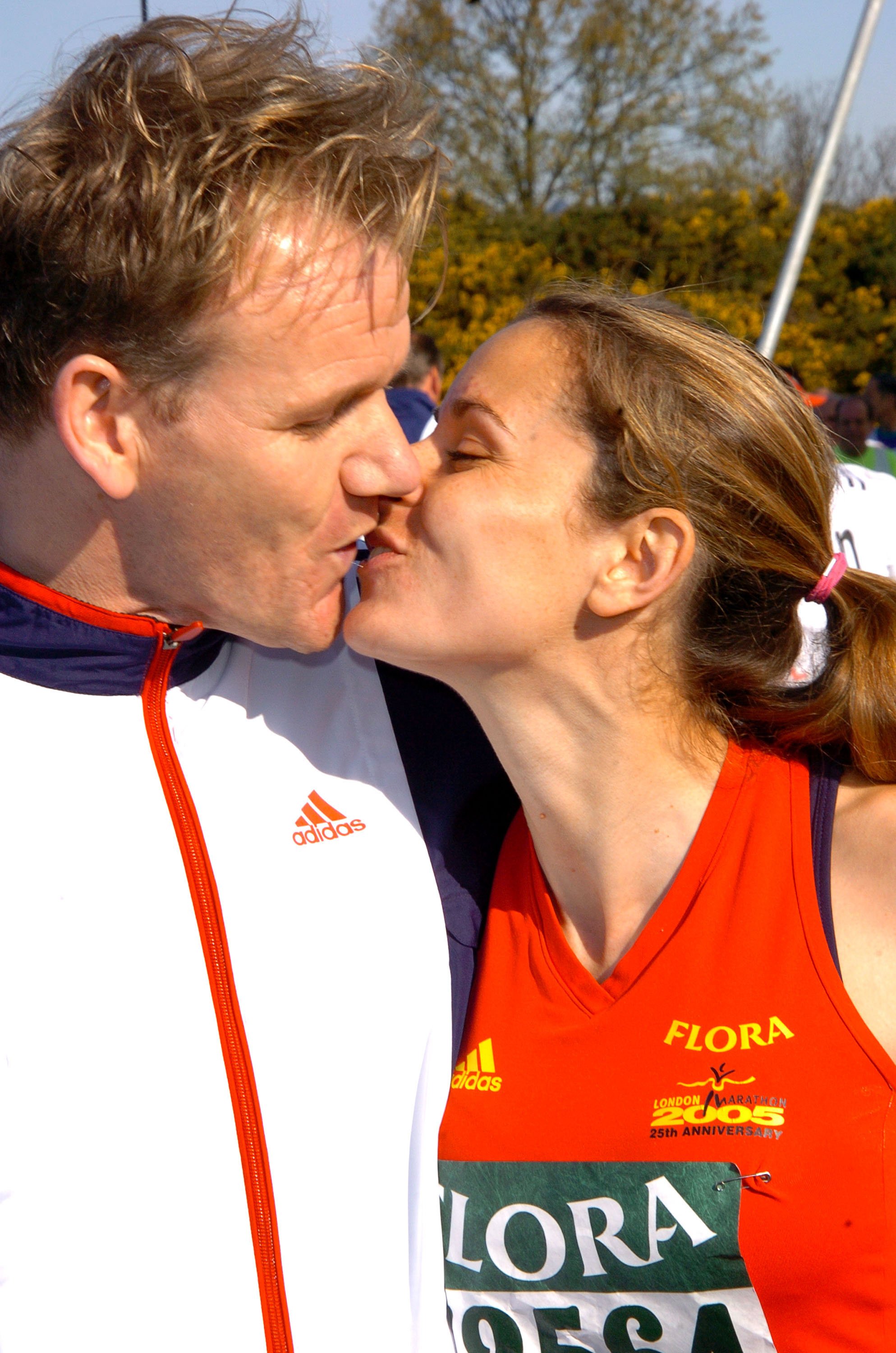 Gordon Ramsay et sa femme Tana Ramsay lors du marathon Flora London 2005 au Mall à Londres, Grande-Bretagne. | Source : Getty Images