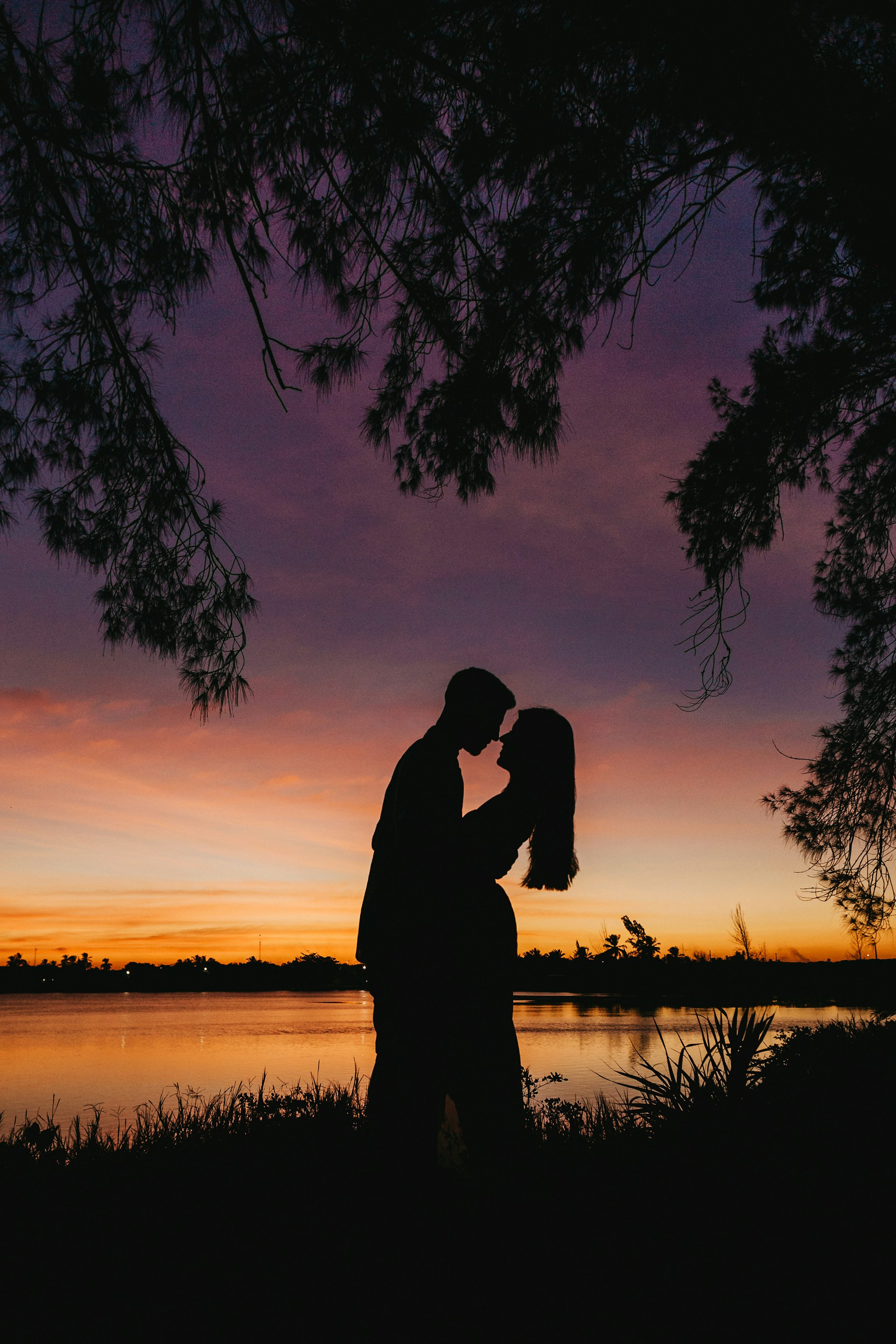 Silhouette d'un couple romantique qui s'enlace | Source : Unsplash