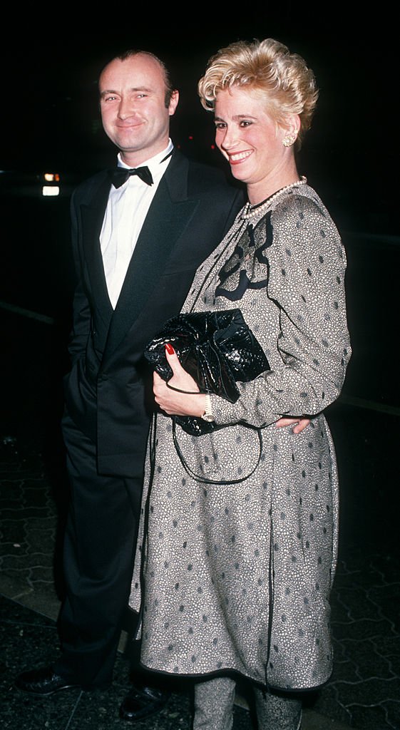 Le musicien Phil Collins et sa femme Jill Tavelman assistent à la 46e cérémonie annuelle des Golden Globe Awards le 28 janvier 1989 à l'hôtel Beverly Hilton de Beverly Hills, en Californie. | Photo : Getty Images