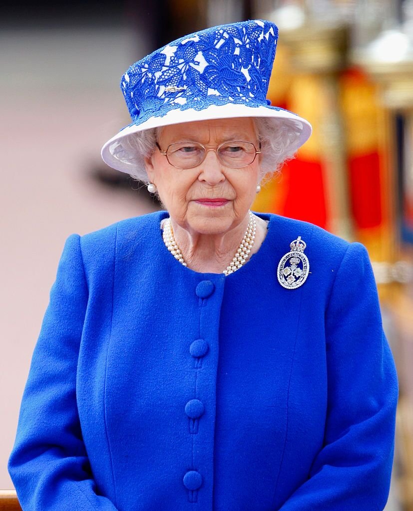 La reine Elizabeth II se tient sur une estrade devant le palais de Buckingham lors de la cérémonie annuelle "Trooping the Colour", le 15 juin 2013 à Londres, en Angleterre. | Photo : Getty Images