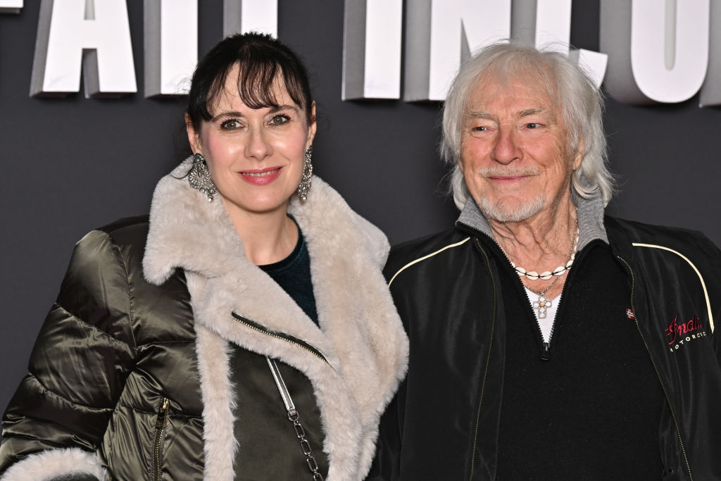 Muriel Megevand et Hugues Aufray assistent à l'avant-première d'« Un Parfait Inconnu » au Grand Rex, le 15 janvier 2025 à Paris. | Source : Getty Images