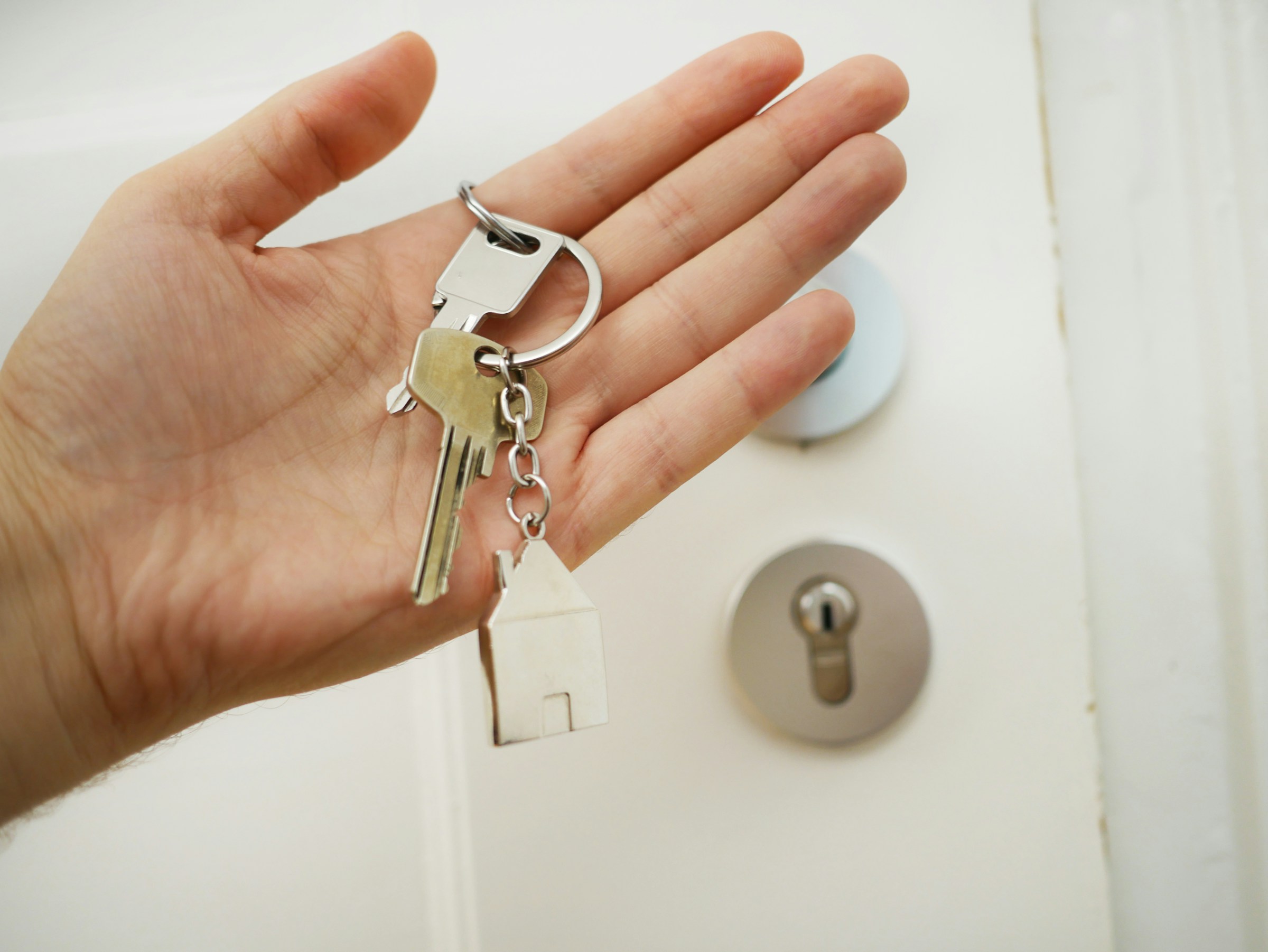 A woman holding house keys | Source: Unsplash