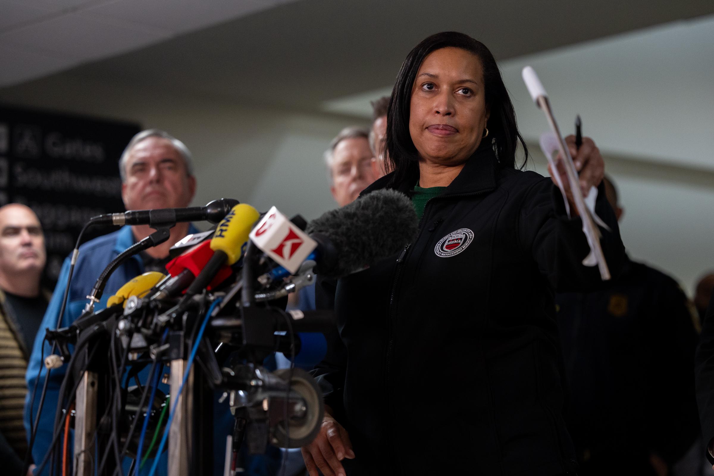 Le maire Muriel Bowser s'exprime lors d'une conférence de presse avec d'autres représentants du gouvernement sur les efforts de sauvetage suite à la collision entre un avion d'American Airlines et un hélicoptère de l'armée à Washington, D.C., le 30 janvier 2025. | Source : Getty Images