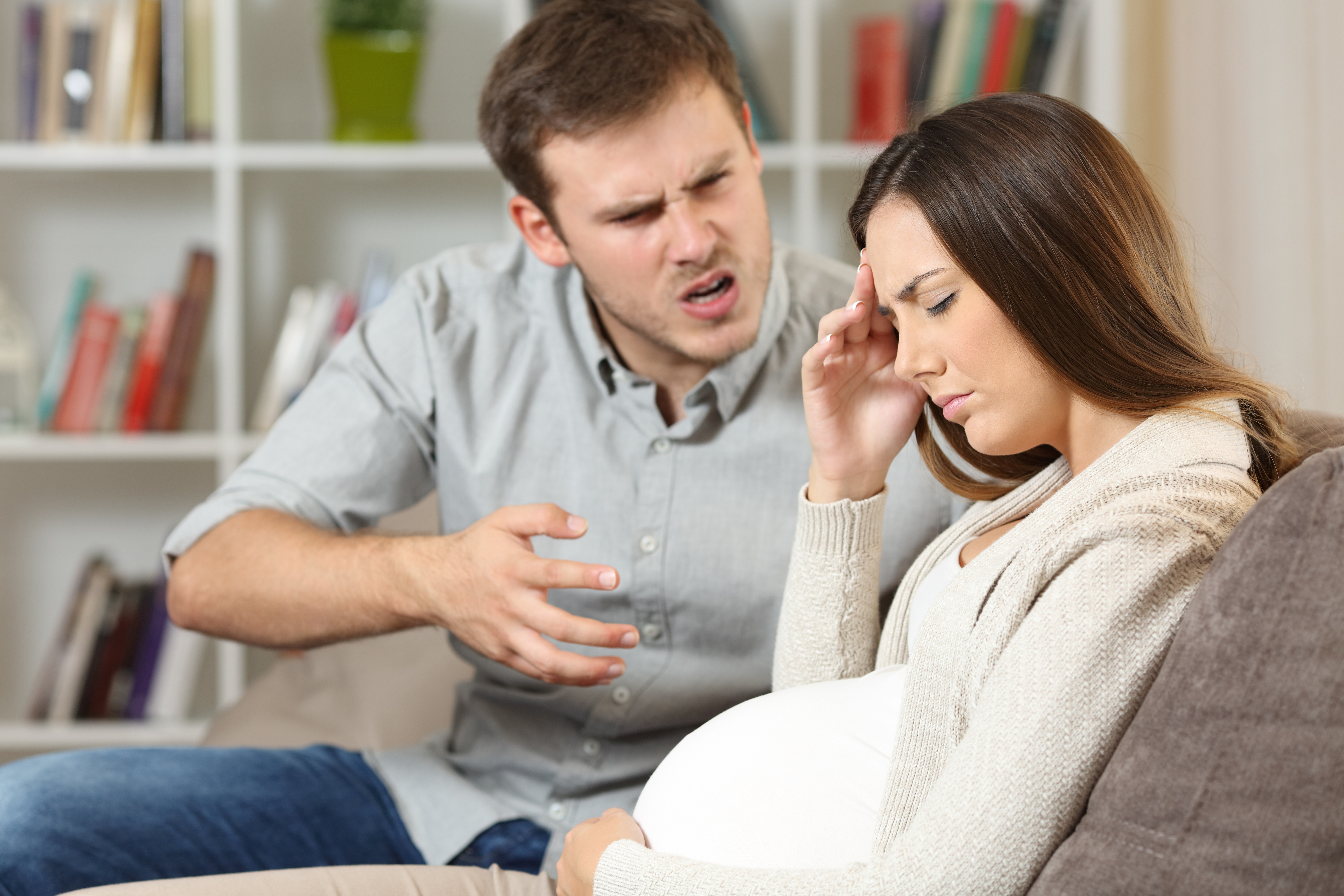 Un homme se disputant avec sa triste femme enceinte | Source : Shutterstock
