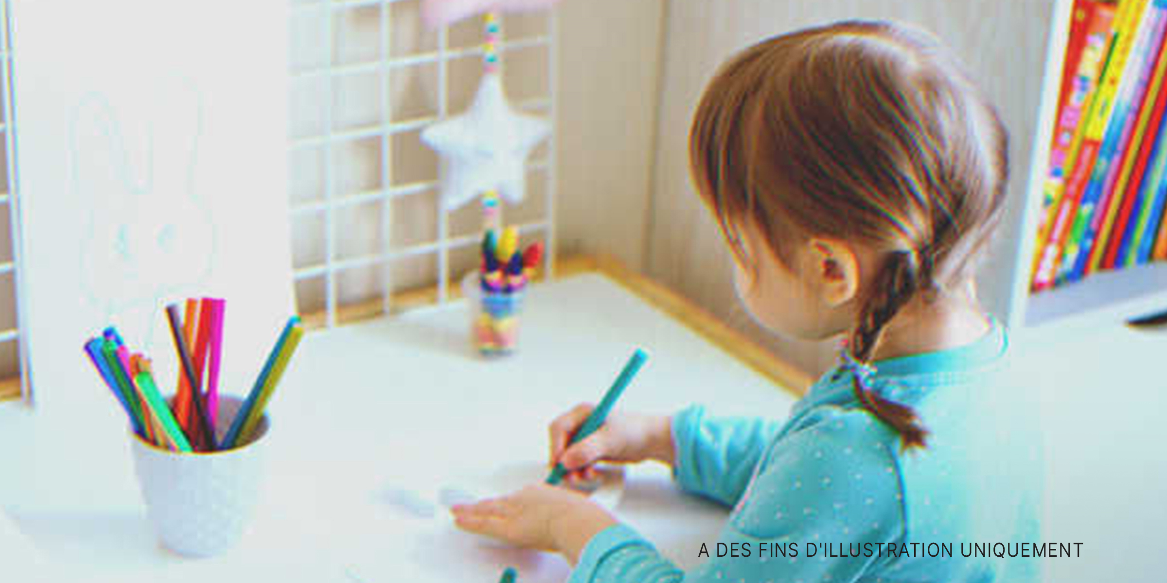 Une fillette en train de dessiner | Source : Shutterstock