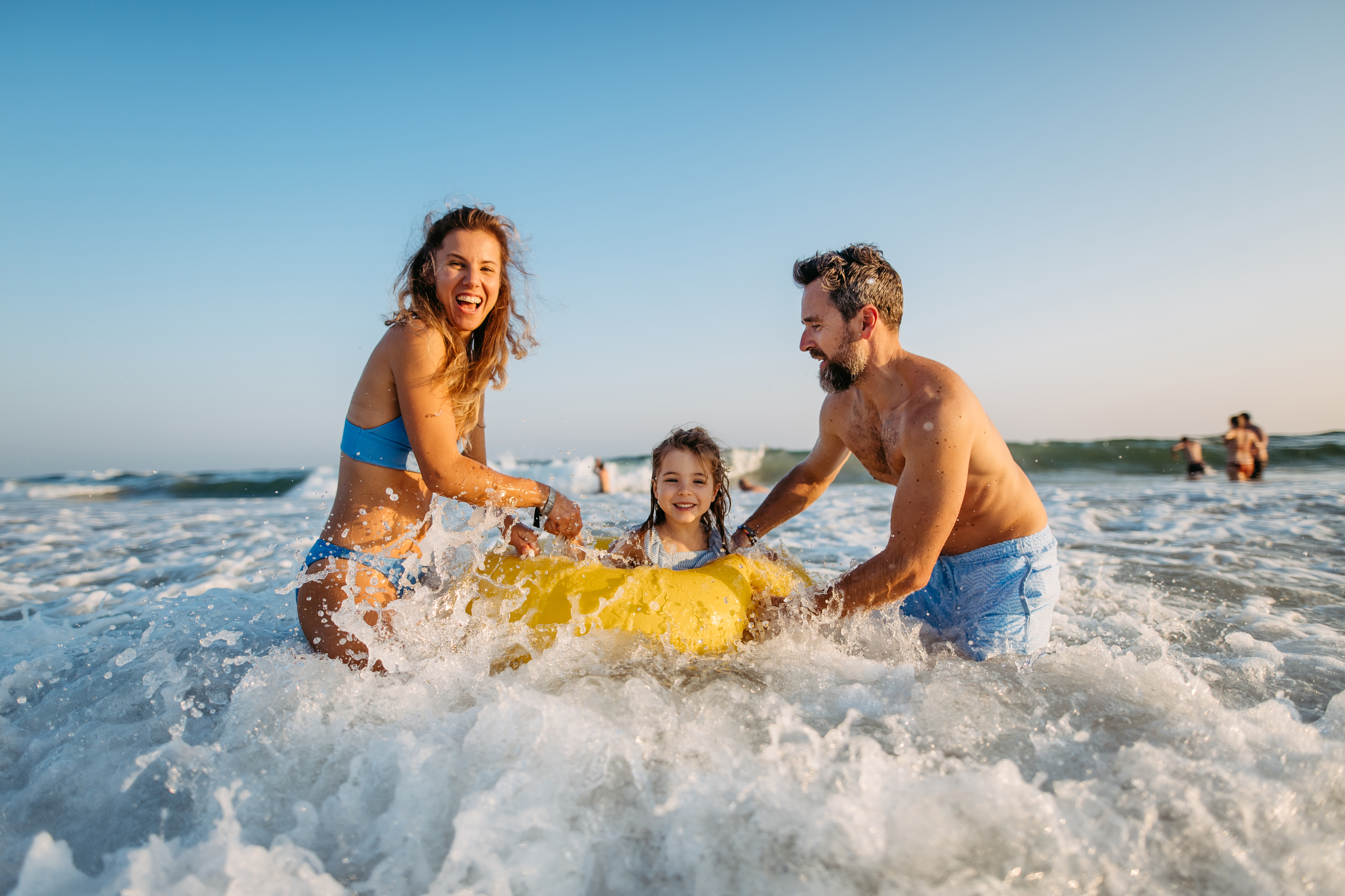 Une famille heureuse à la plage | Source : Getty Images