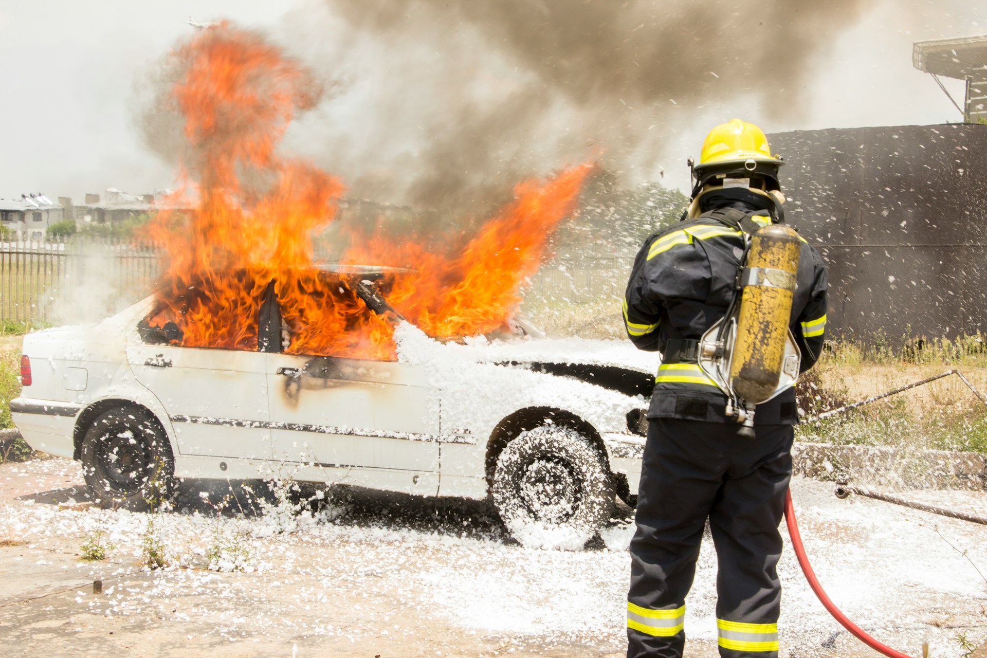 Un pompier se tenant près d'une voiture en feu | Source : Unsplash