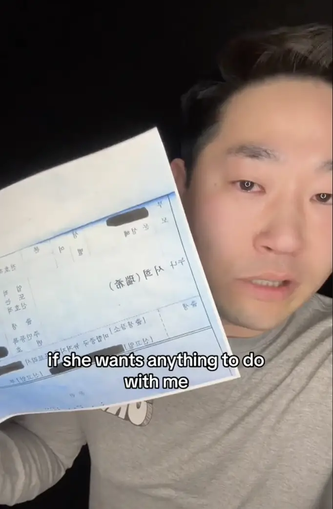 Ed Choi montrant le seul document qu'il possède sur sa demi-sœur aînée, comme on peut le voir dans une vidéo datée du 10 novembre 2023 | Source : TikTok/etchaskej