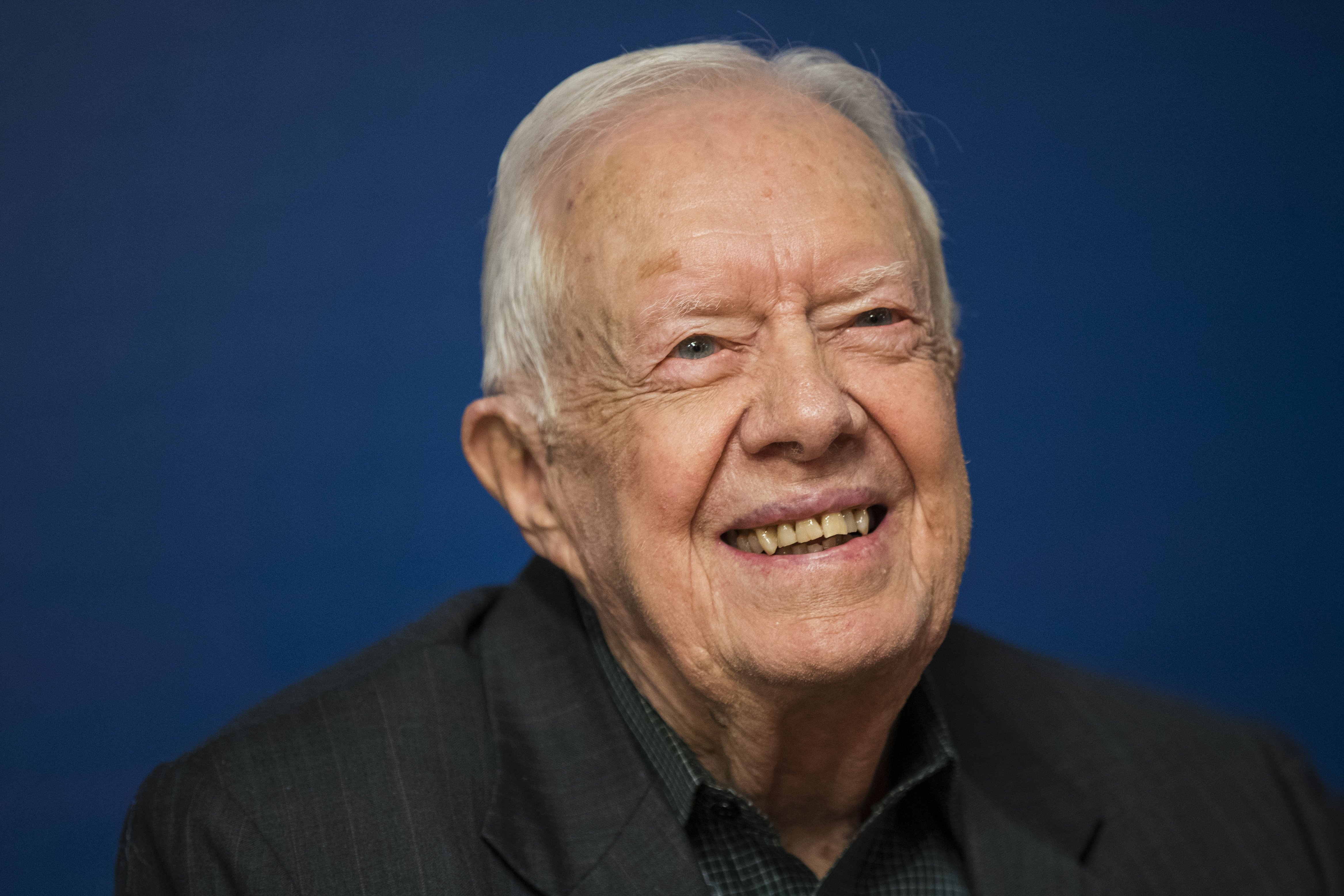Jimmy Carter sourit lors d'une séance de dédicace pour son nouveau livre "La fois : Un voyage pour tous" à la librairie Barnes & Noble de Midtown Manhattan, le 26 mars 2018, à New York. | Source : Getty Images.