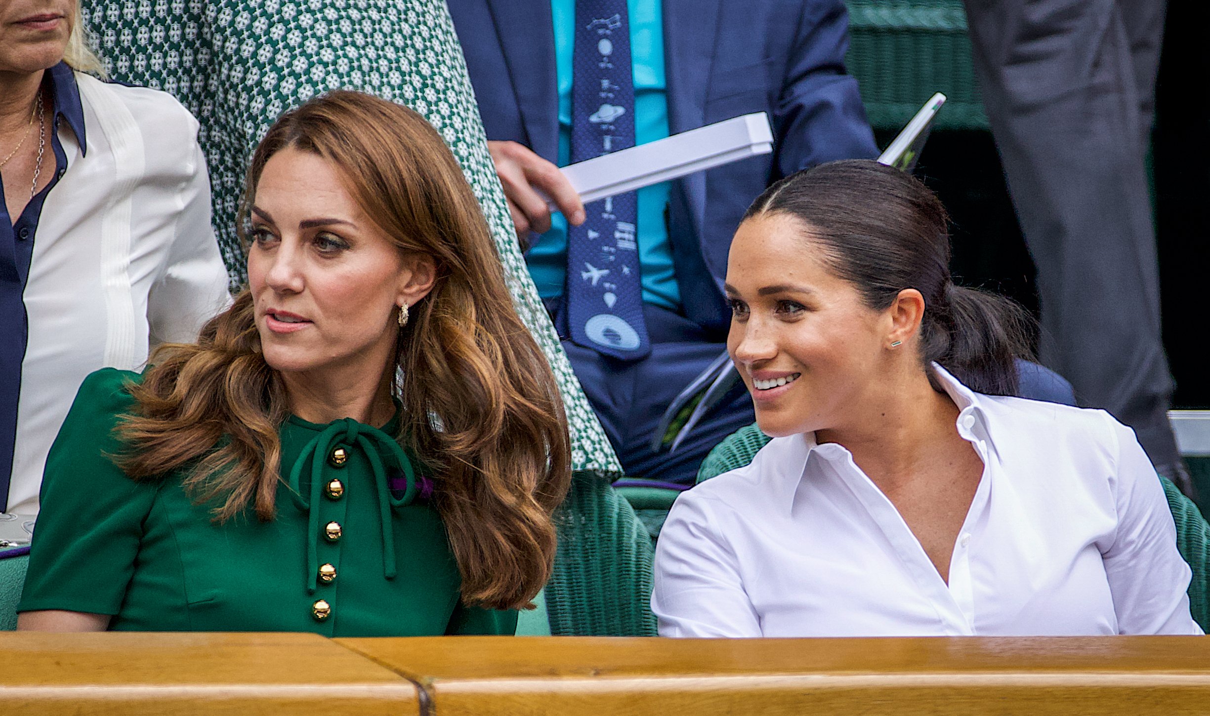 La duchesse Kate et la duchesse Meghan dans la loge royale sur le court central avant la finale du simple dames lors des championnats de tennis sur gazon de Wimbledon, le 13 juillet 2019, à Londres, en Angleterre. | Source : Getty Images