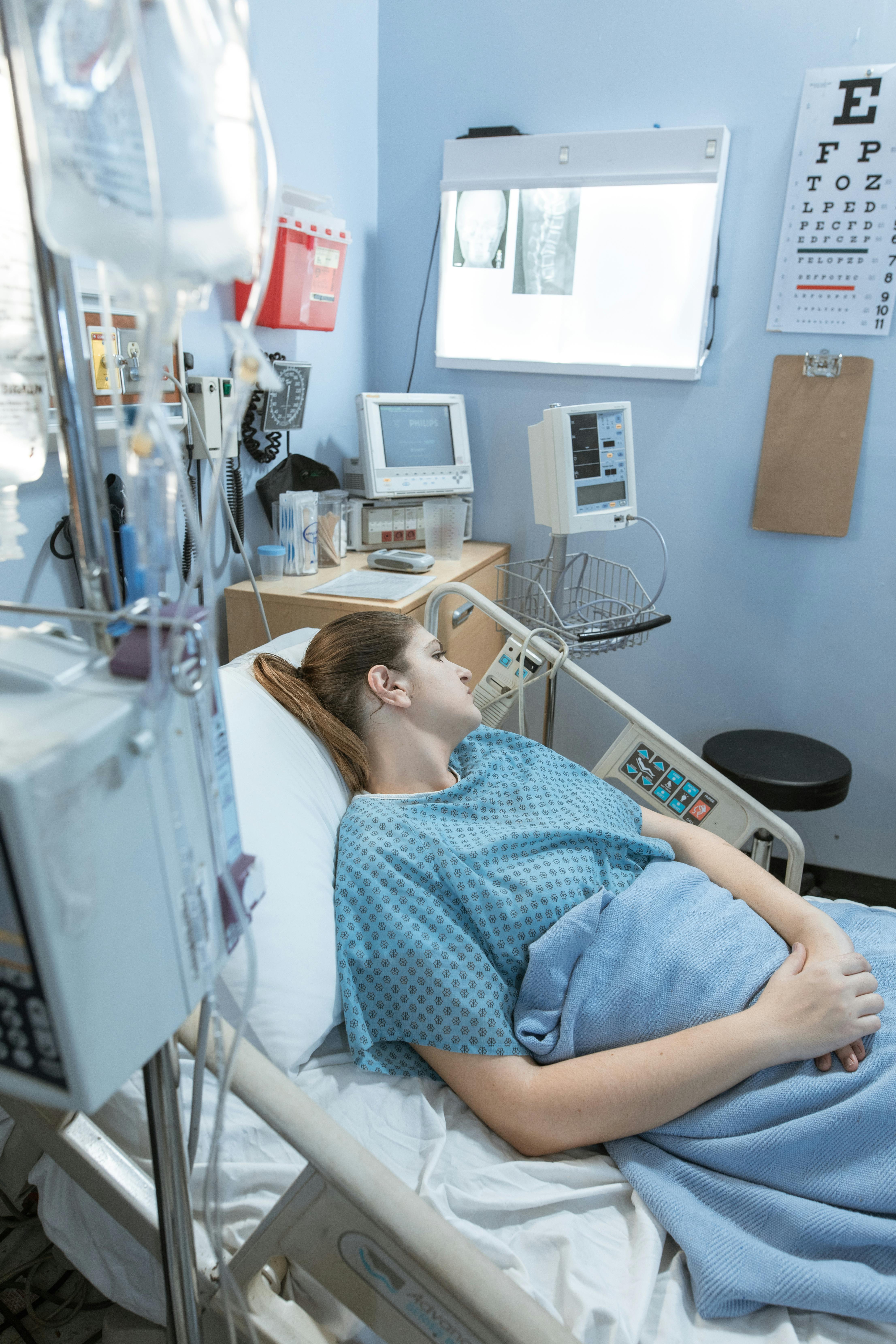Une femme seule dans une chambre d'hôpital | Source : Pexels