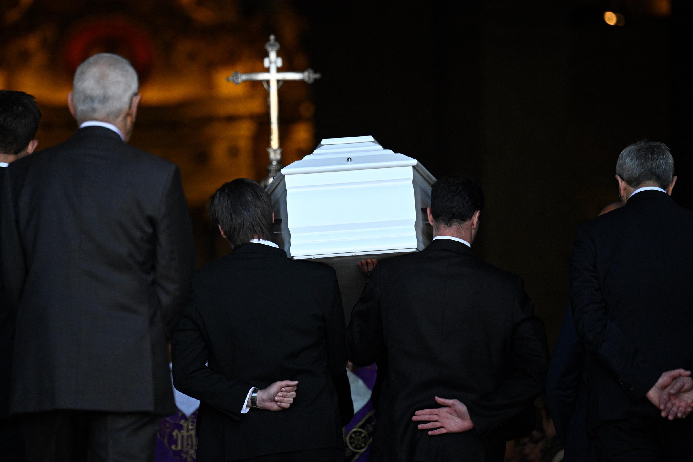 Le cercueil de l'actrice française Nathalie Baye est porté à l'intérieur de l'église Saint-Sulpice lors de ses funérailles à Paris, le 24 avril 2026. La star de cinéma française Nathalie Baye est décédée à Paris le 17 avril 2026, à l'âge de 77 ans I Source : Getty Images