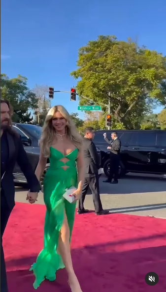 Tom Kaulitz et Heidi Klum marchant main dans la main aux Golden Globes 2025, posté le 7 janvier 2025. | Source : Instagram/heidiklum