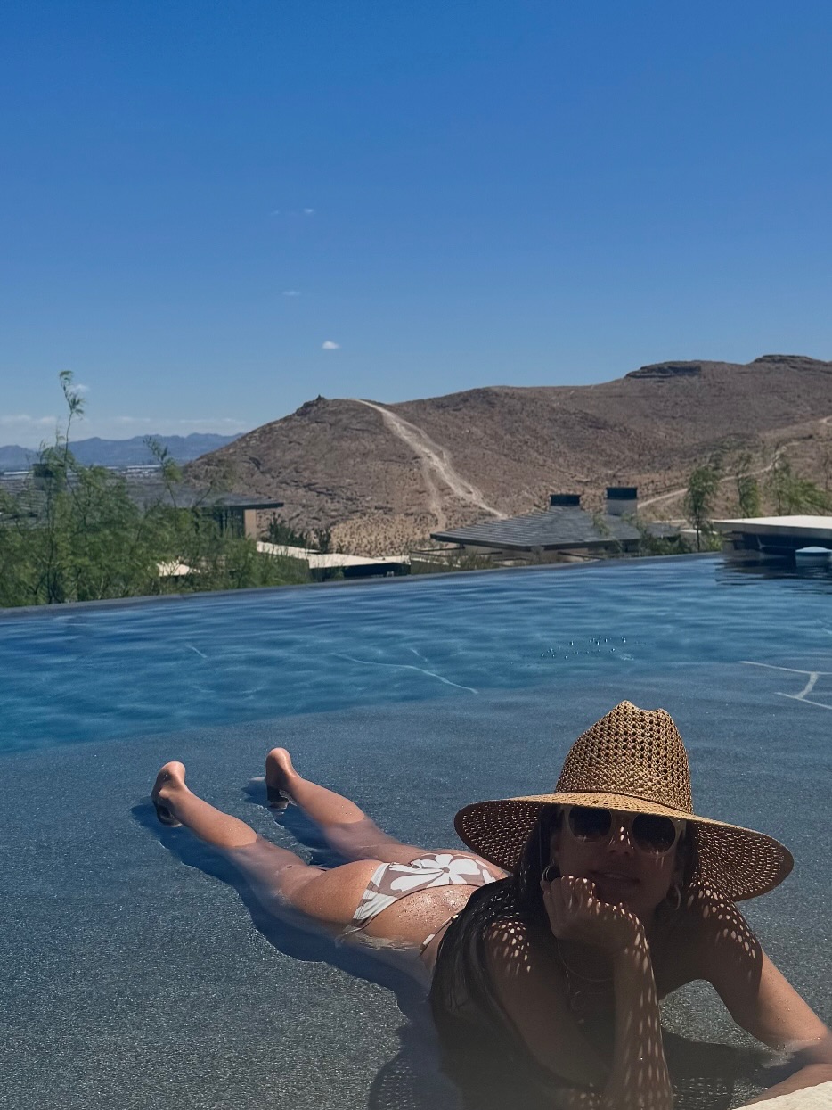 Jessica Alba au bord de la piscine pendant ses vacances de son carrousel daté du 1er juin 2025 | Source : Instagram/jessicaalba