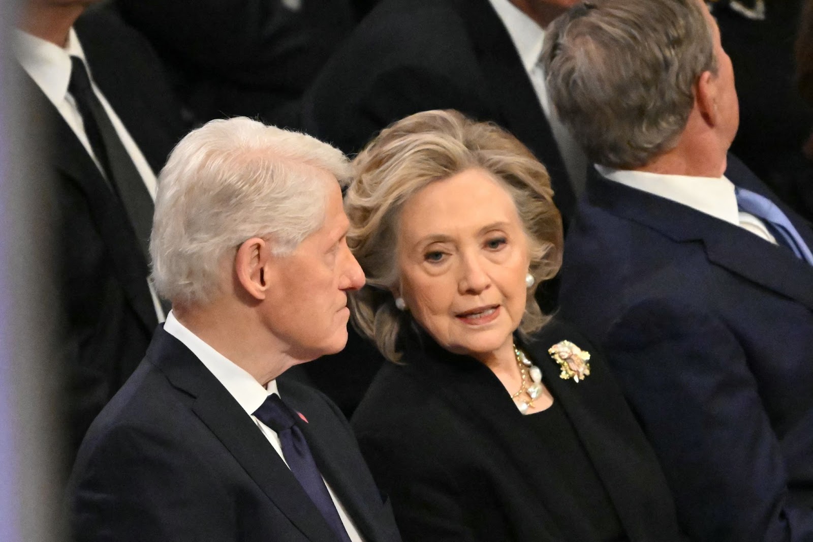 L'ancien président américain Bill Clinton et Hillary Clinton lors des funérailles d'État de l'ancien président américain Jimmy Carter. | Source : Getty Images