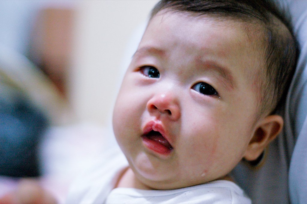 Un petit garçon en larmes | Photo : Flickr