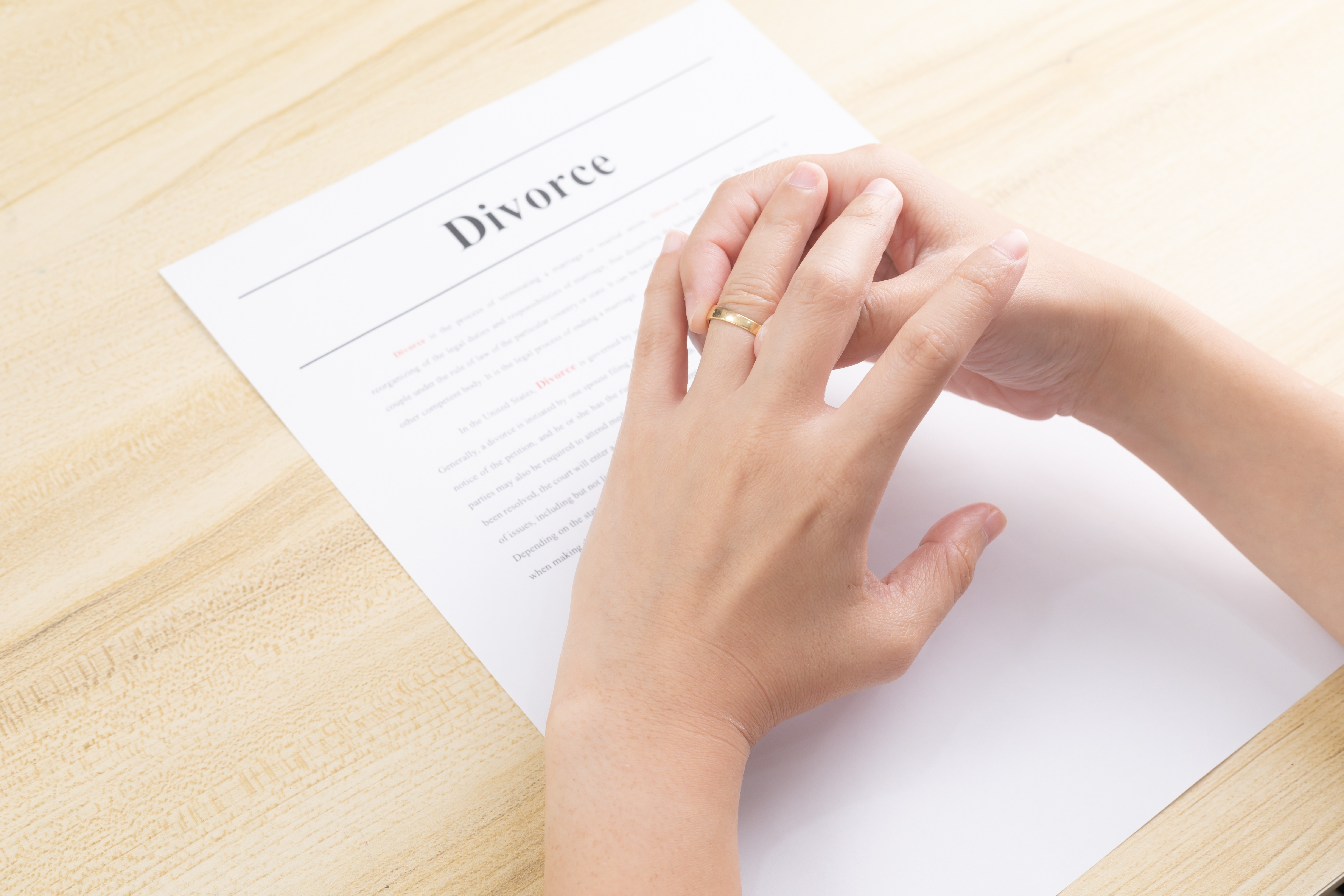 La main d'une femme sur des papiers de divorce | Source : Shutterstock