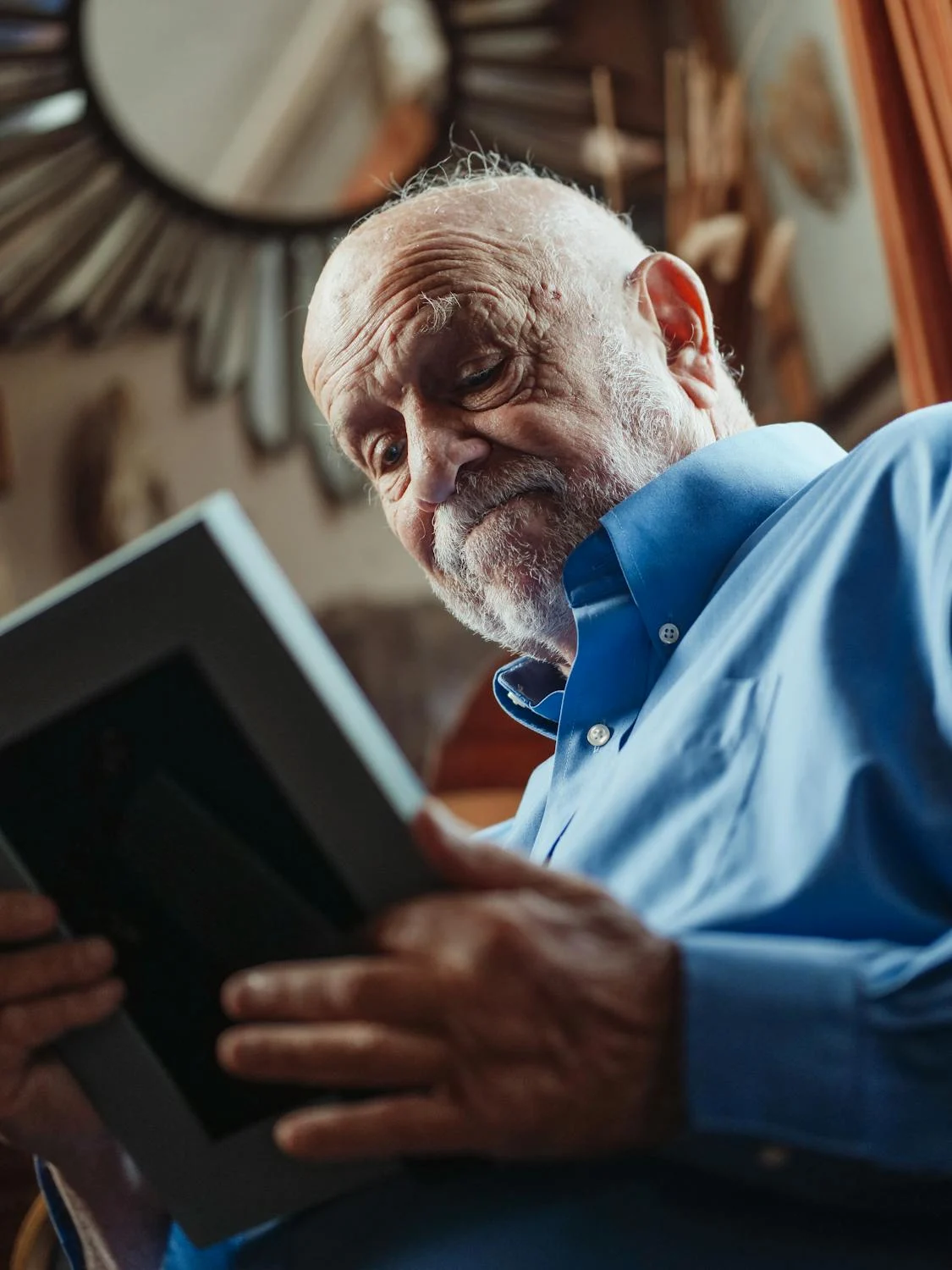 Un homme âgé qui regarde une photo | Source : Pexels