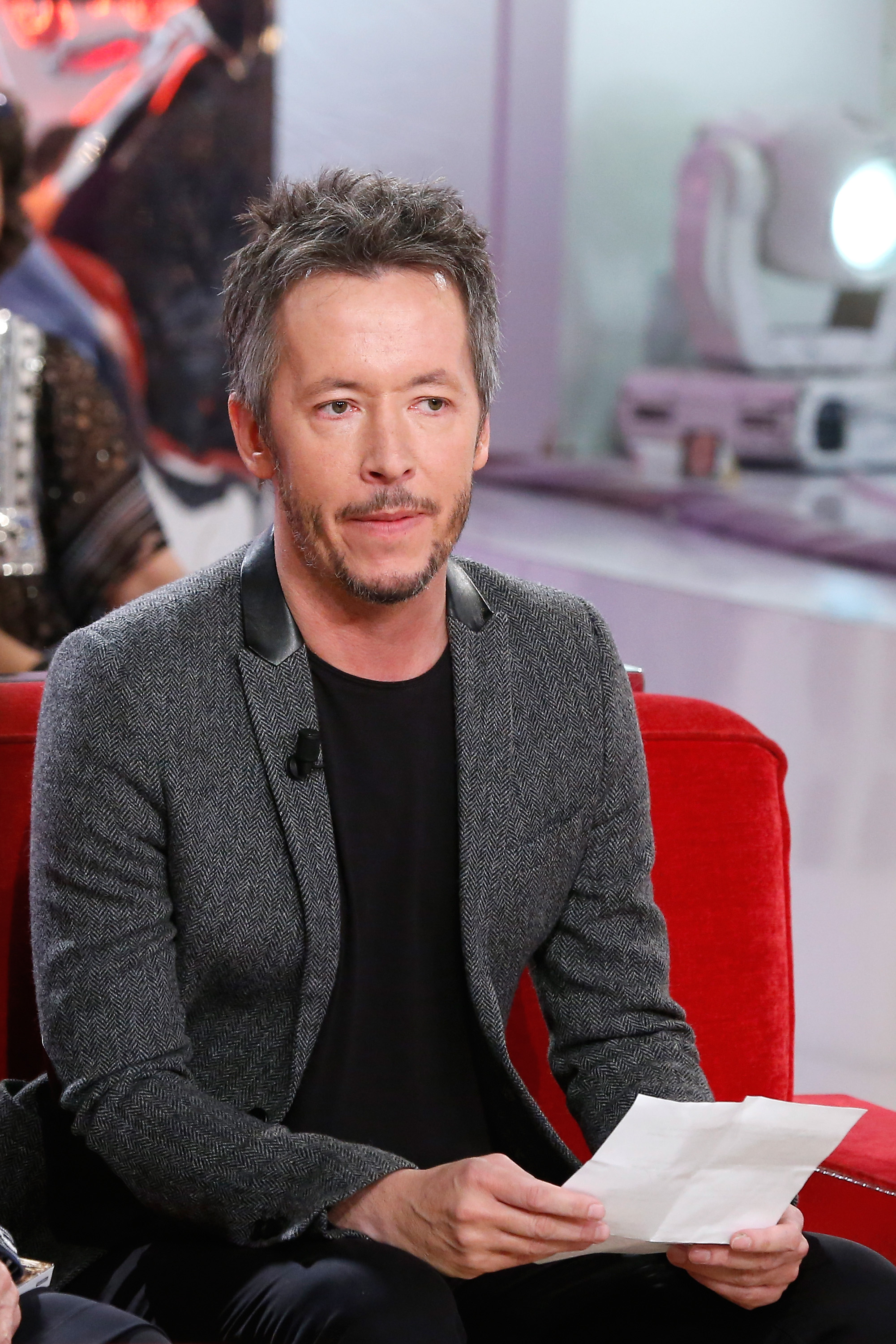 Jean-Luc Lemoine présente son spectacle "Si vous avez manqué le début...", joué au Grand Point Virgule lors de l'émission "Vivement Dimanche" en hommage à Pierre Bachelet I Source : Getty Images
