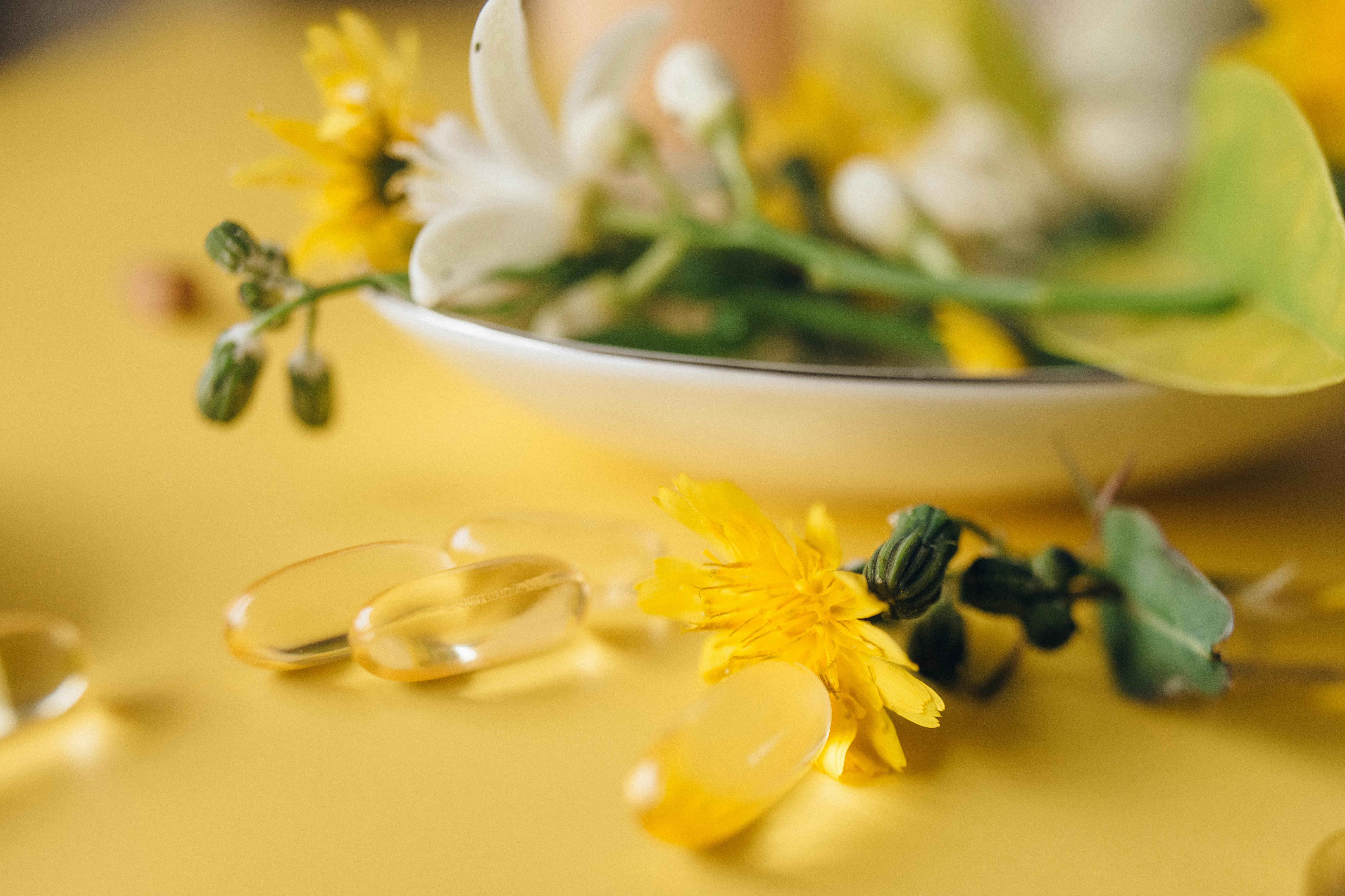 Comprimés de vitamines sur fond jaune | Source : Pexels