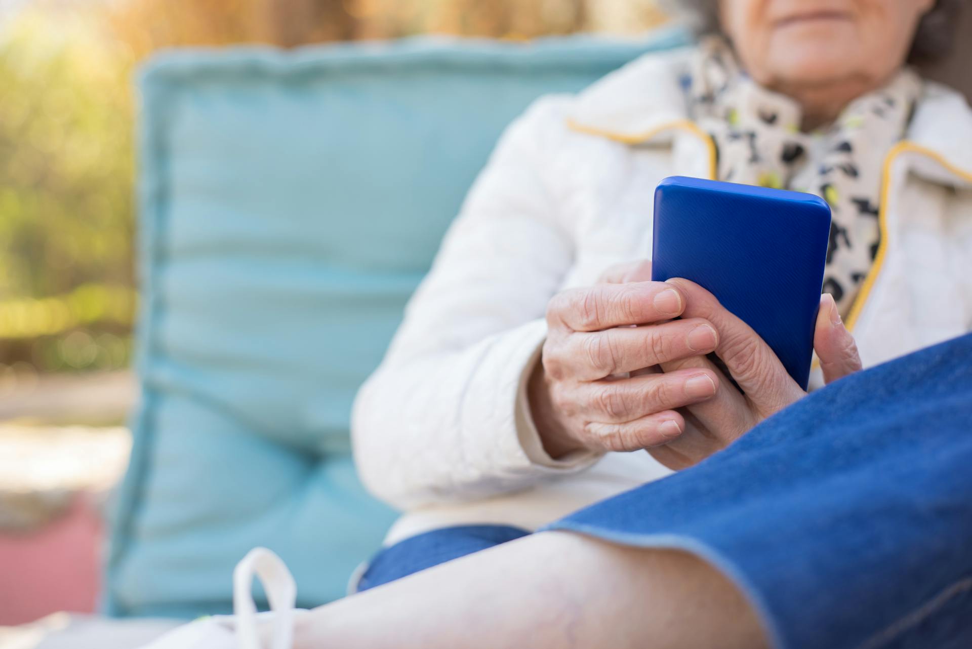 Une femme âgée utilisant un téléphone | Source : Pexels