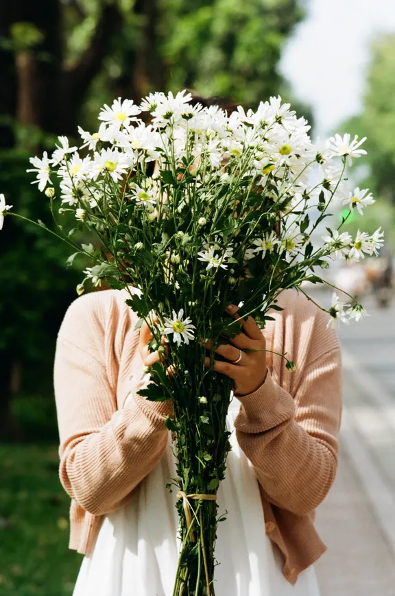 Samuel a surpris sa femme avec des fleurs avant leur rendez-vous | Source : Pexels 
