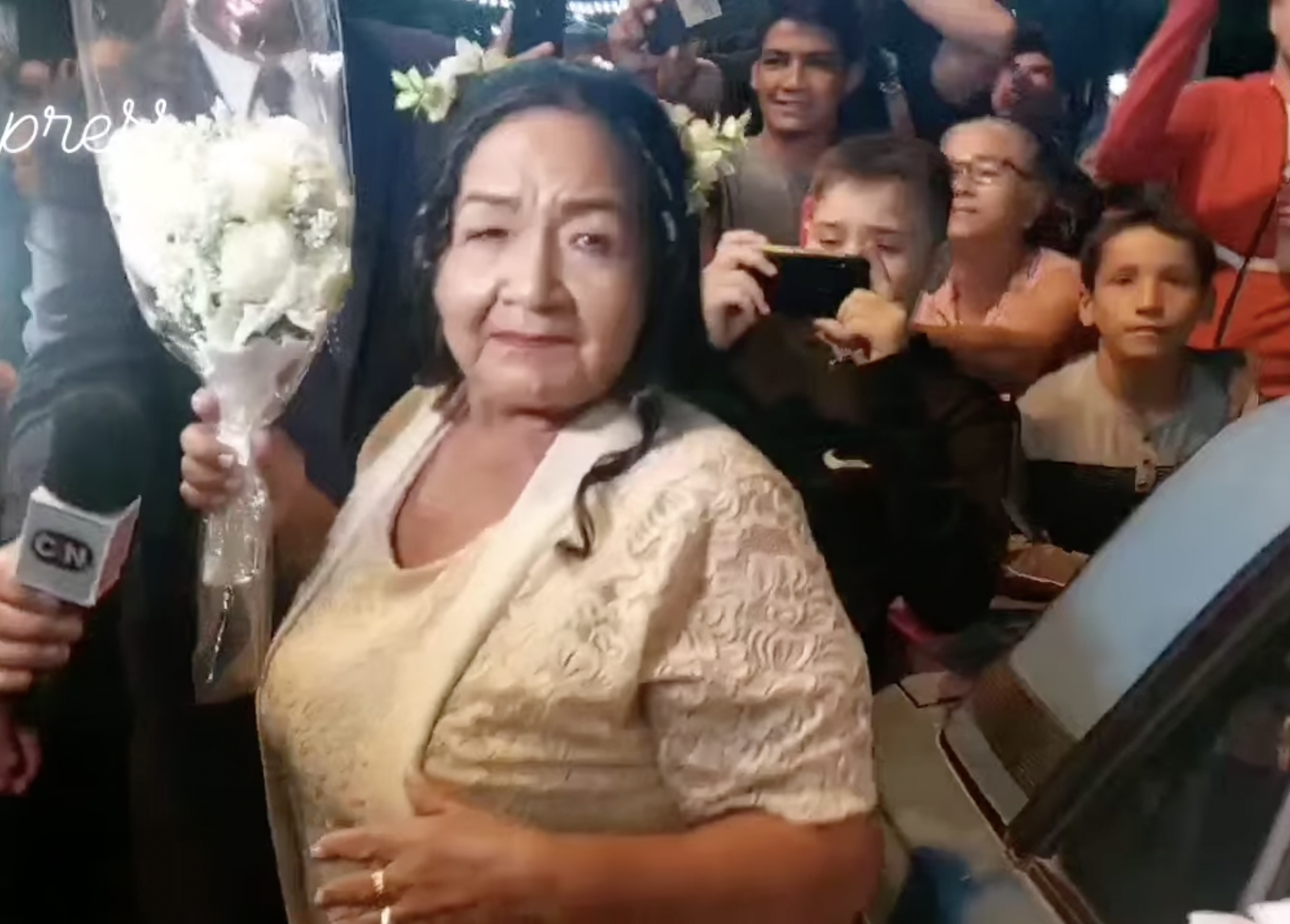 Rufina Ibarra est photographiée dans sa robe de mariée, tenant un bouquet de fleurs à la main le jour de son mariage | Source : facebook.com/Aguaray-Press