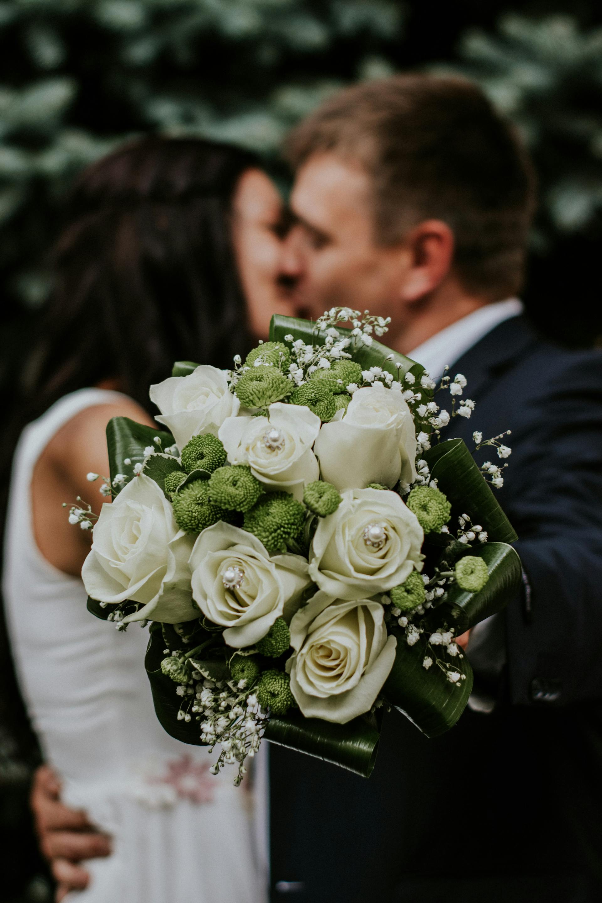 Une mariée et un marié qui s'embrassent | Source : Pexels