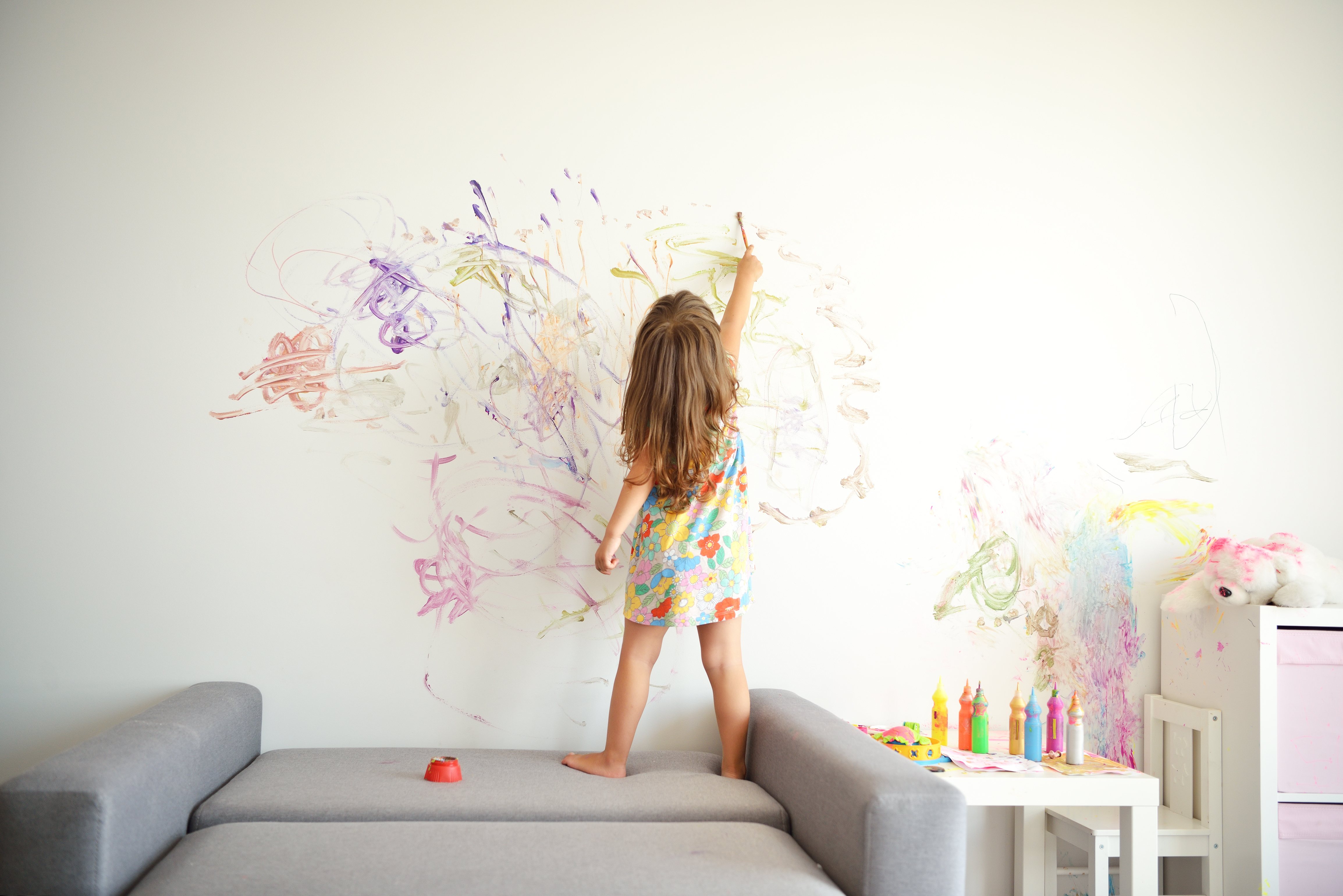 Une petite fille qui dessine sur les murs | Source : Shutterstock