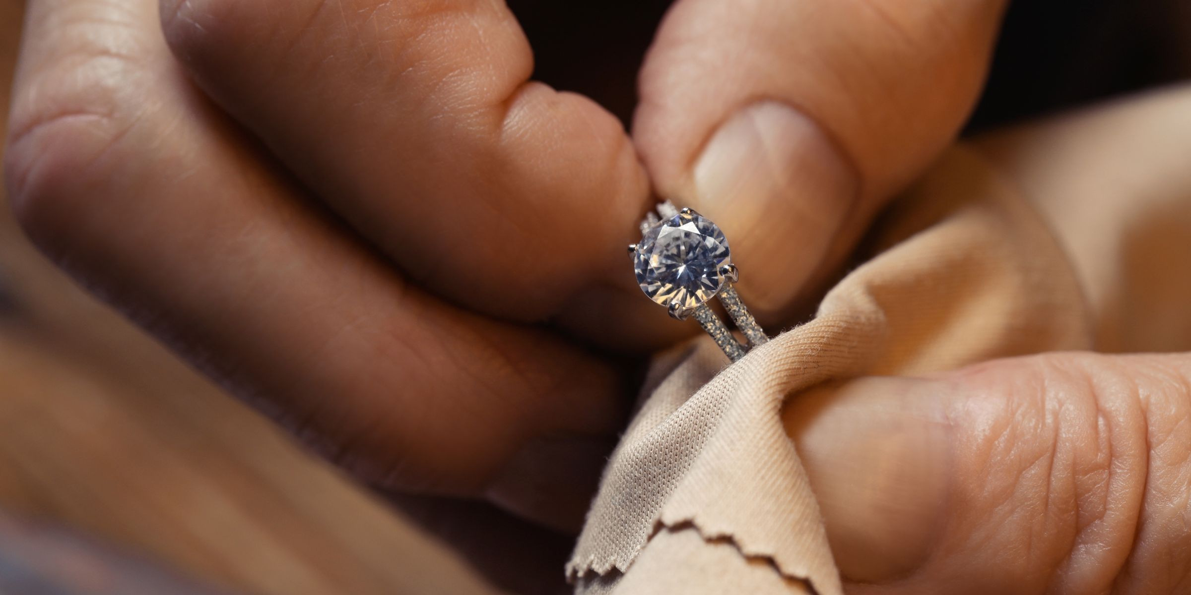 Une personne tenant une bague en diamant | Source : Shutterstock