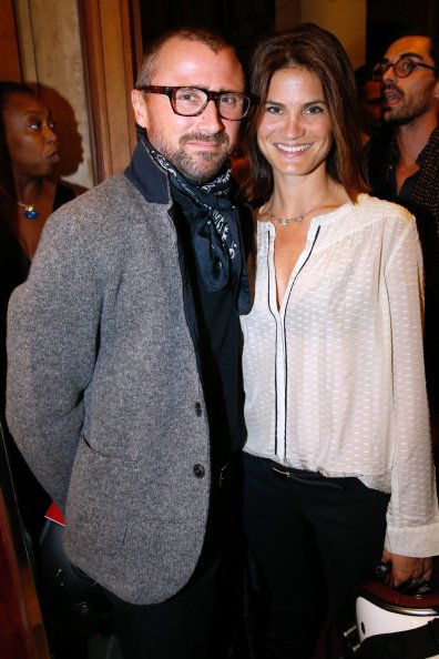 Alexandre Brasseur et son épouse Juliette au Théâtre Edouard VII le 15 septembre 2014 à Paris, France. | Photo : Getty Images