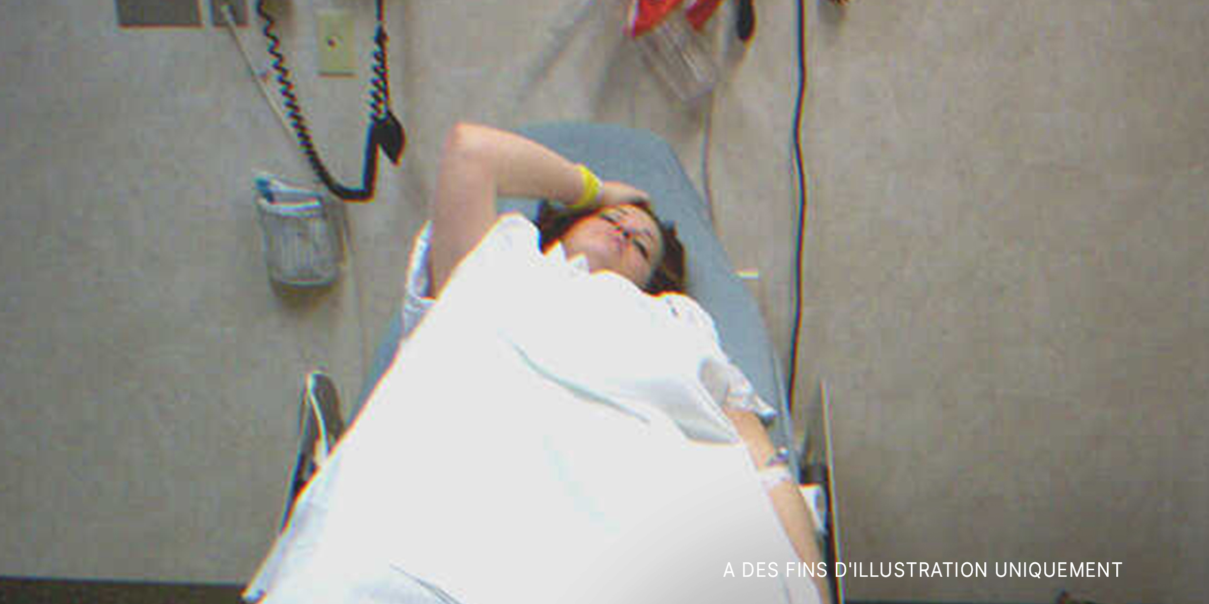 Une femme emmenée d'urgence à l'hôpital | Source : Flickr / Eric Lewis