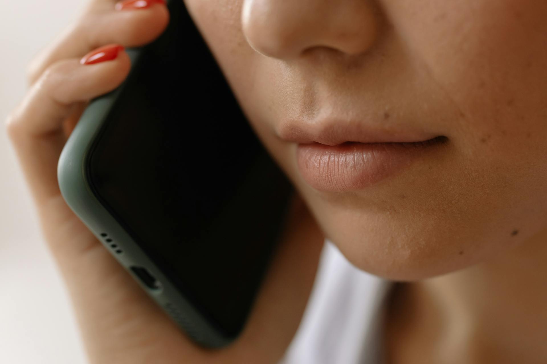 Gros plan sur une femme qui parle au téléphone portable | Source : Pexels