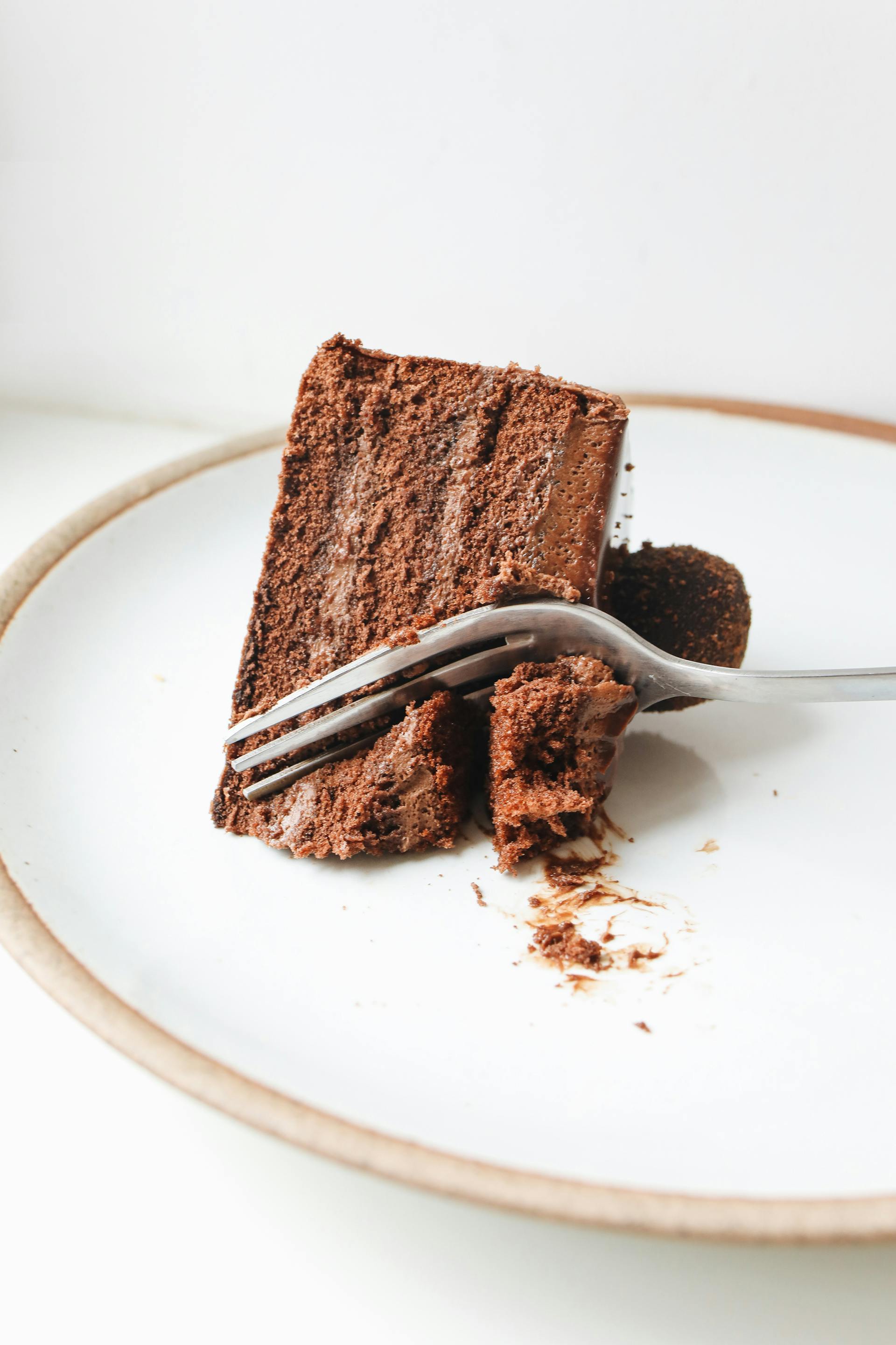 Une tranche de gâteau au chocolat sur une assiette | Source : Pexels