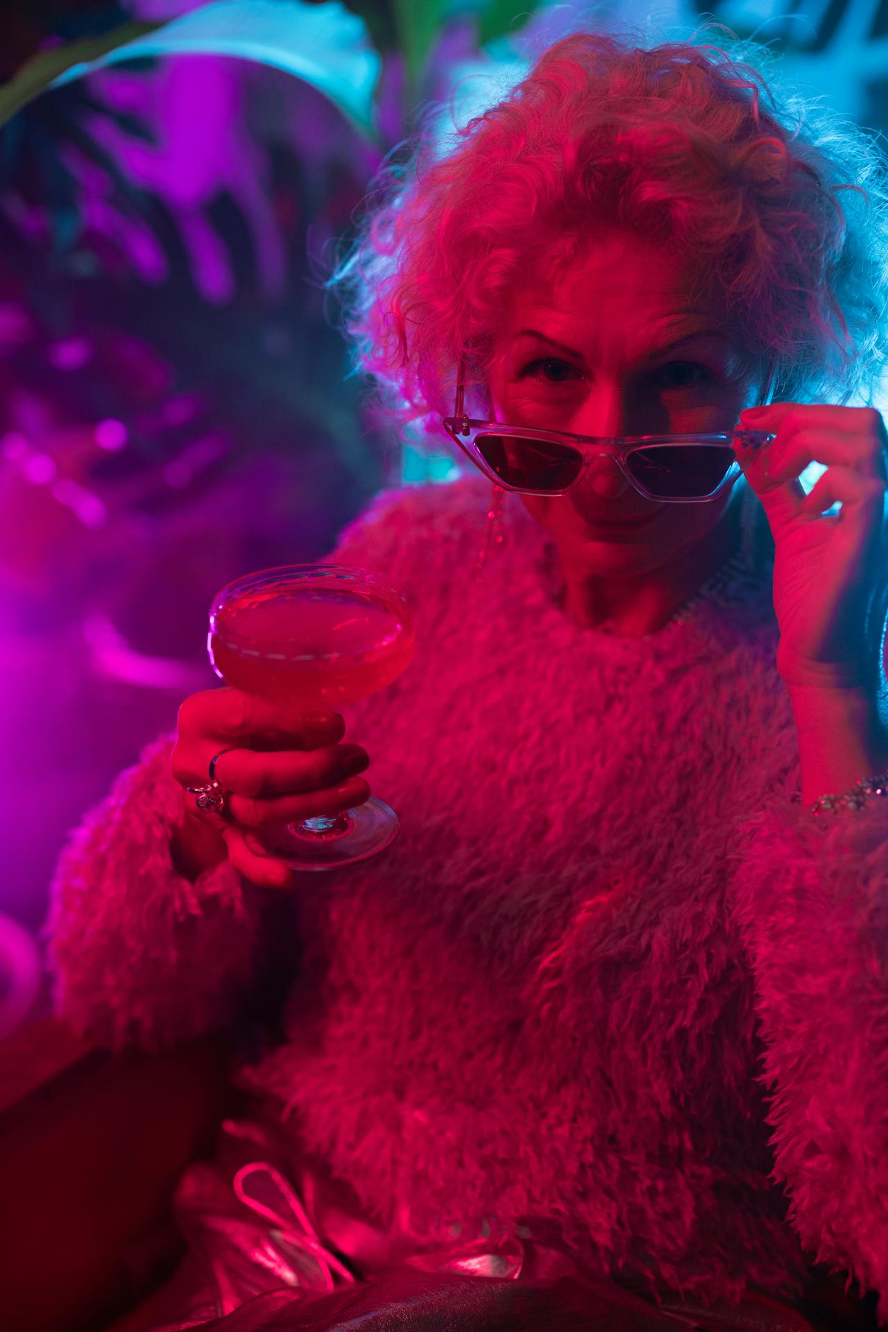Une femme âgée stupéfaite qui regarde quelqu'un | Source : Pexels