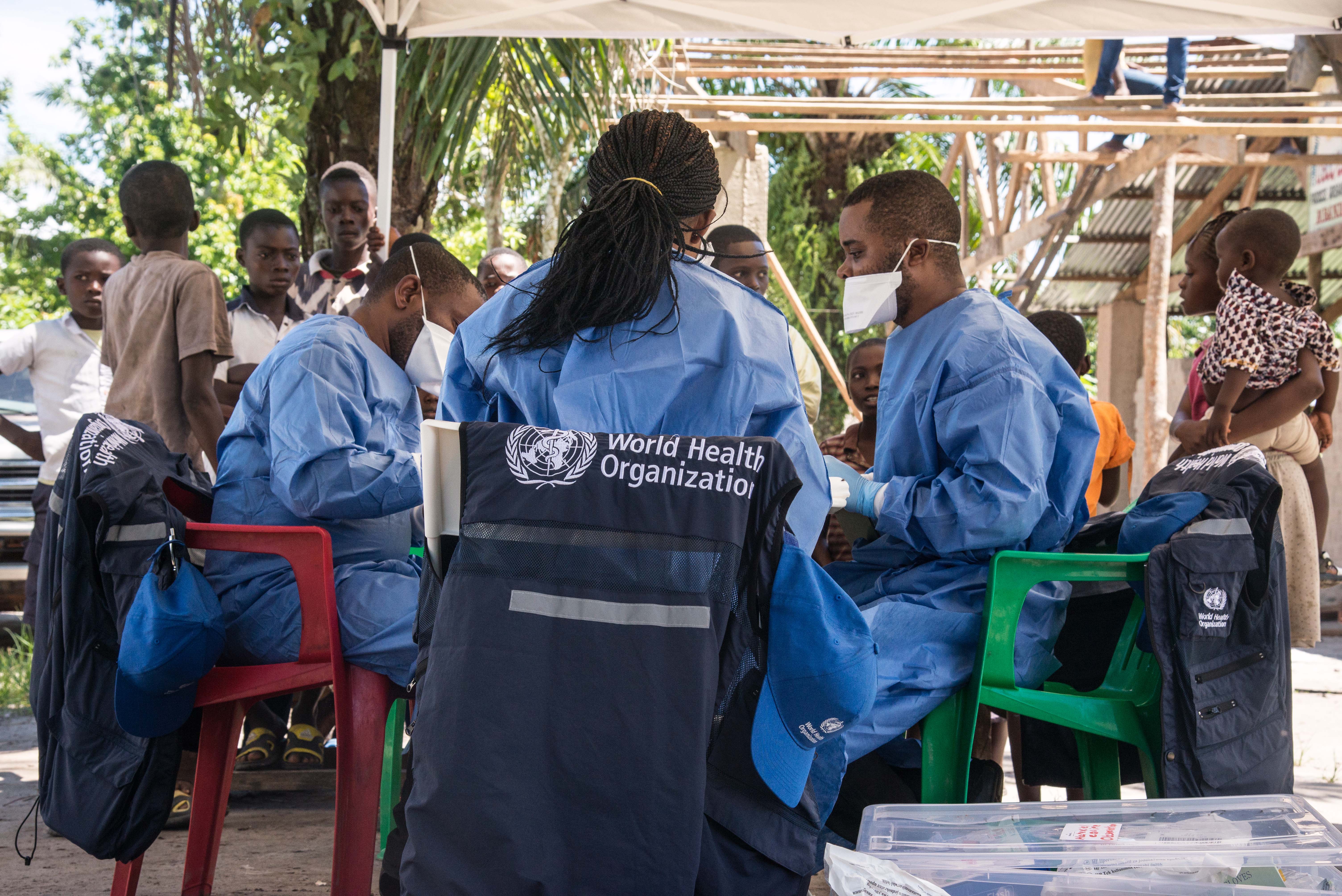 Une équipe de l'Organisation mondiale de la santé (OMS) rencontre des habitants en République démocratique du Congo le 21 mai 2018 | Source : Getty Images