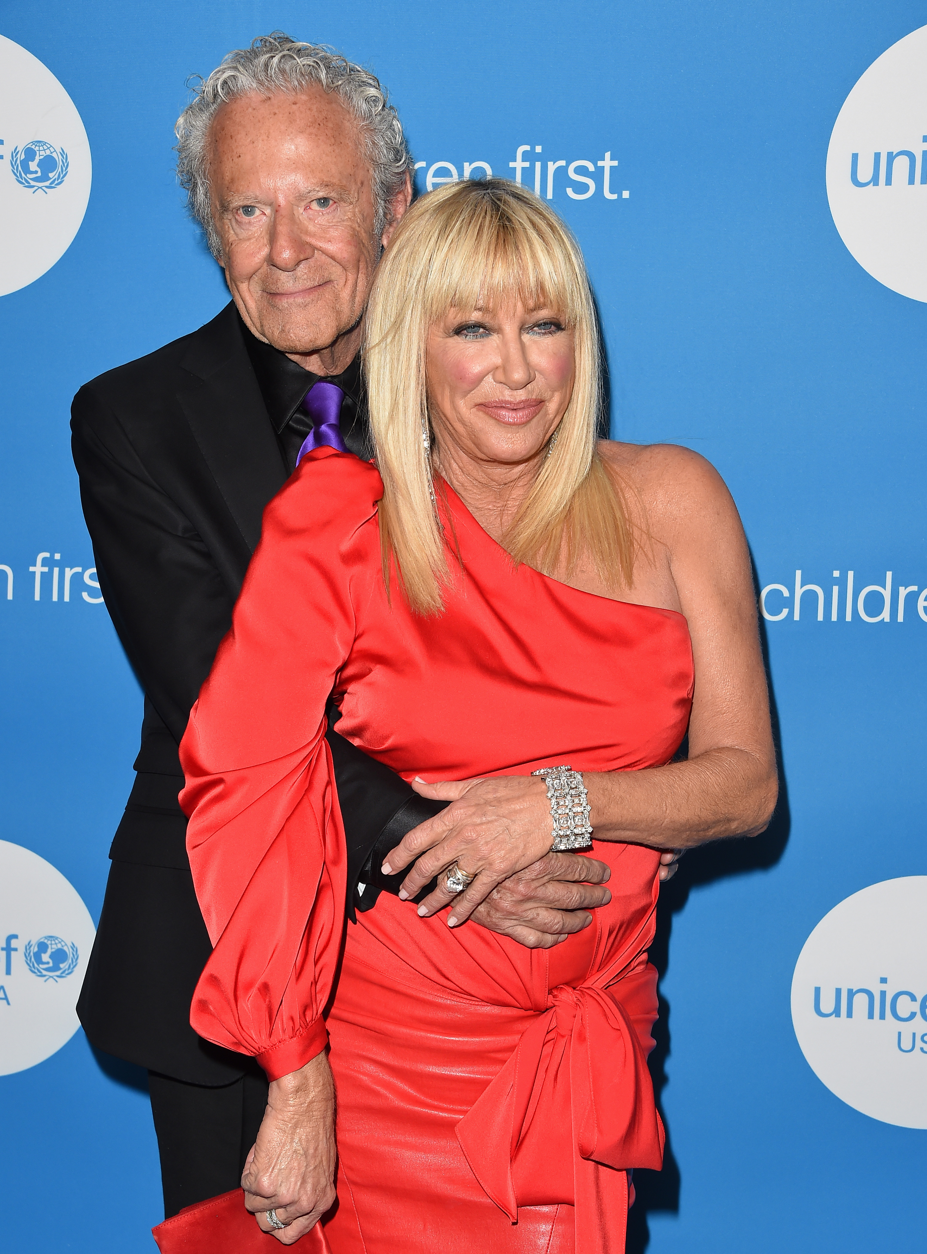 Alan Hamel et Suzanne Somers au 7e bal biennal de l'UNICEF à Los Angeles | Source : Getty Images