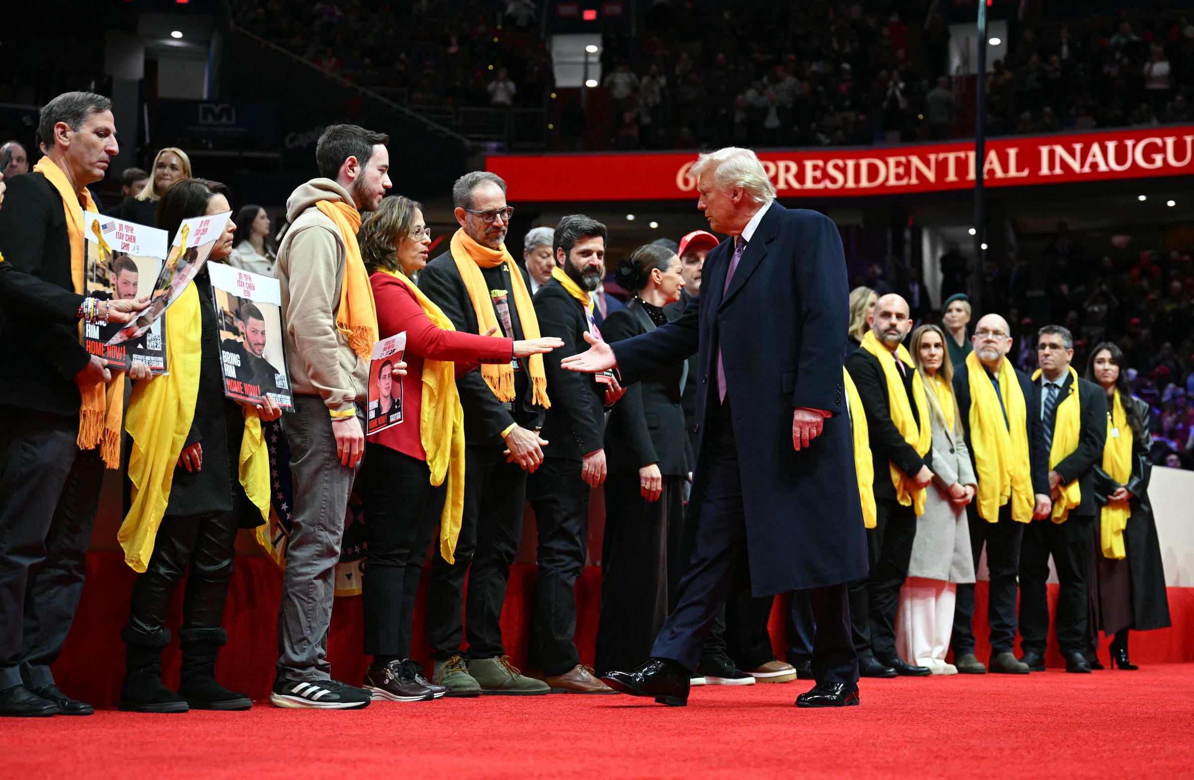 Donald Trump serre la main de parents d'otages israéliens du Hamas lors du défilé inaugural à l'intérieur de Capital One Arena, à Washington, DC, le 20 janvier 2025 | Source : Getty Images