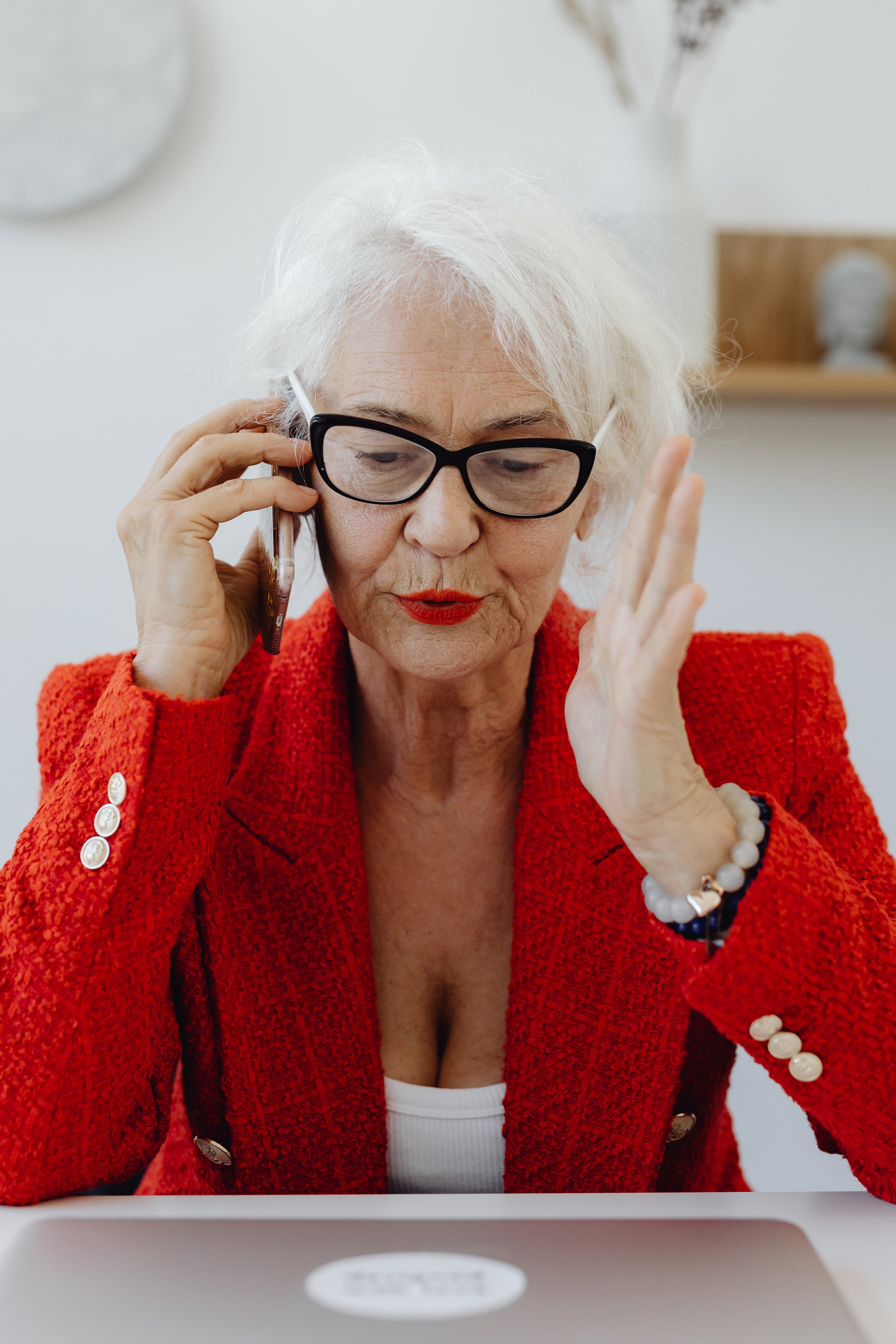 Une femme âgée qui parle au téléphone | Source : Pexels